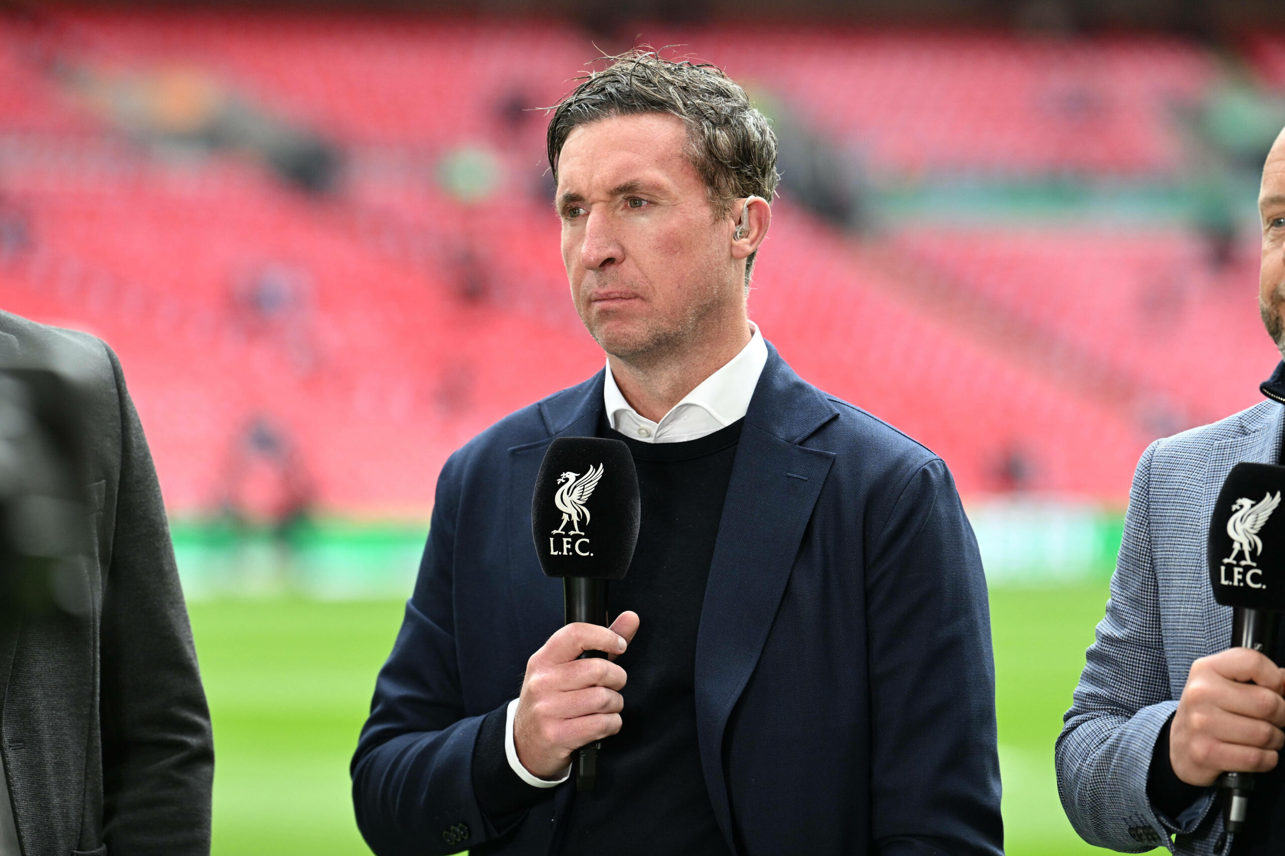 Ehemaliger Liverpool-Spieler Robbie Fowler schaut beim Interview skeptisch in die Luft