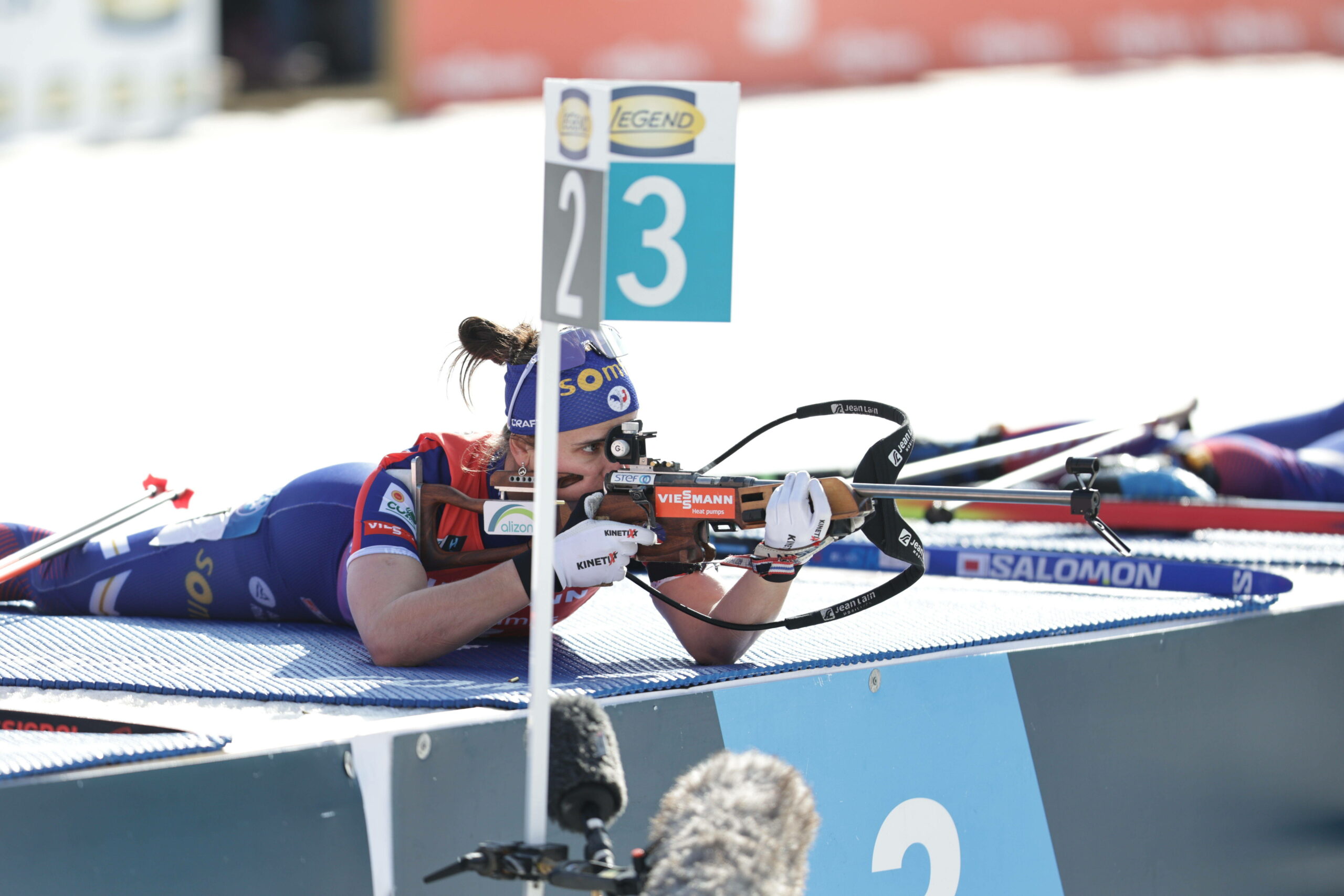 Biathletin Julia Simon beim Schießen