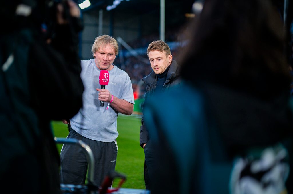 Ansgar Brinkmann am Mikrofon bei Magenta TV.