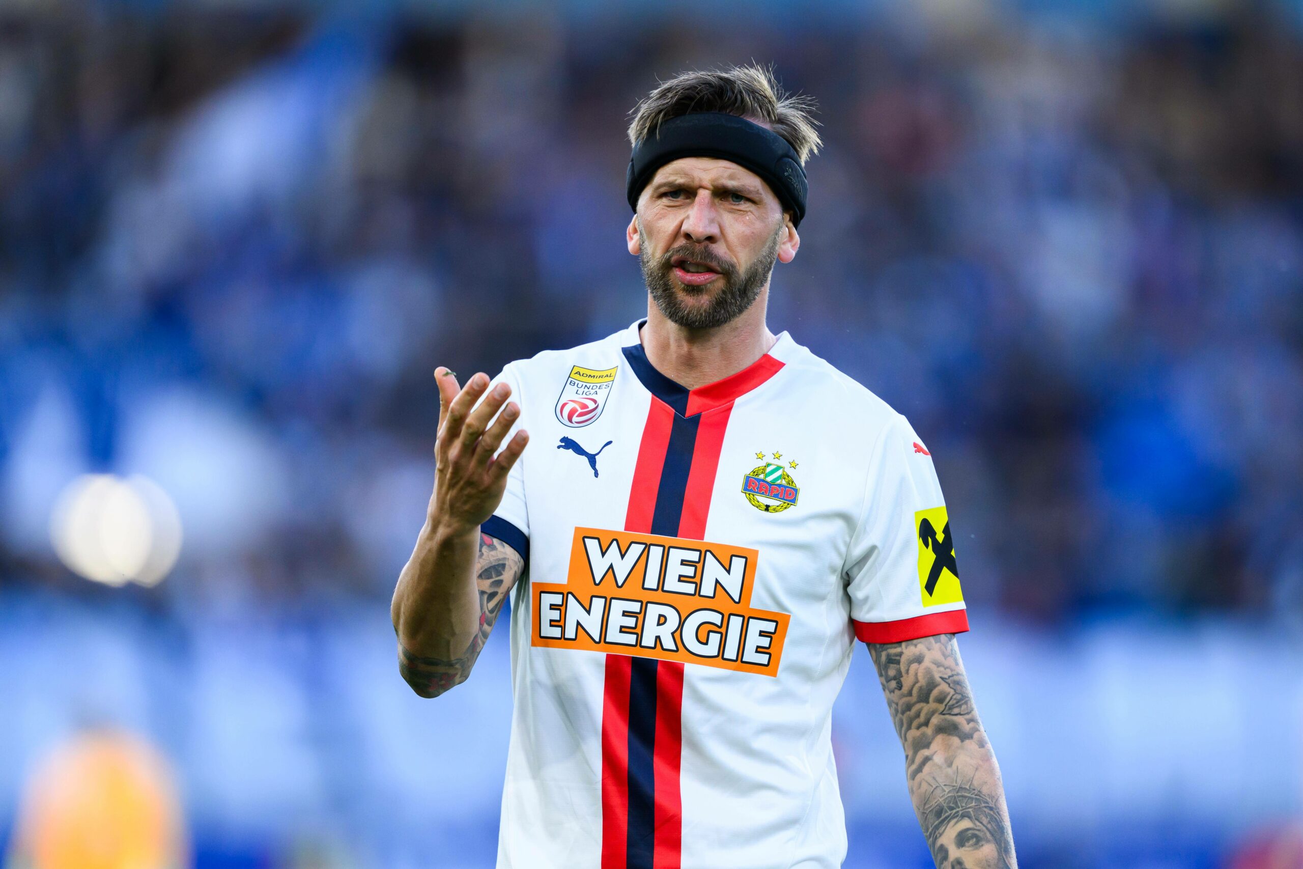 Guido Burgstaller mit Kopfschutz