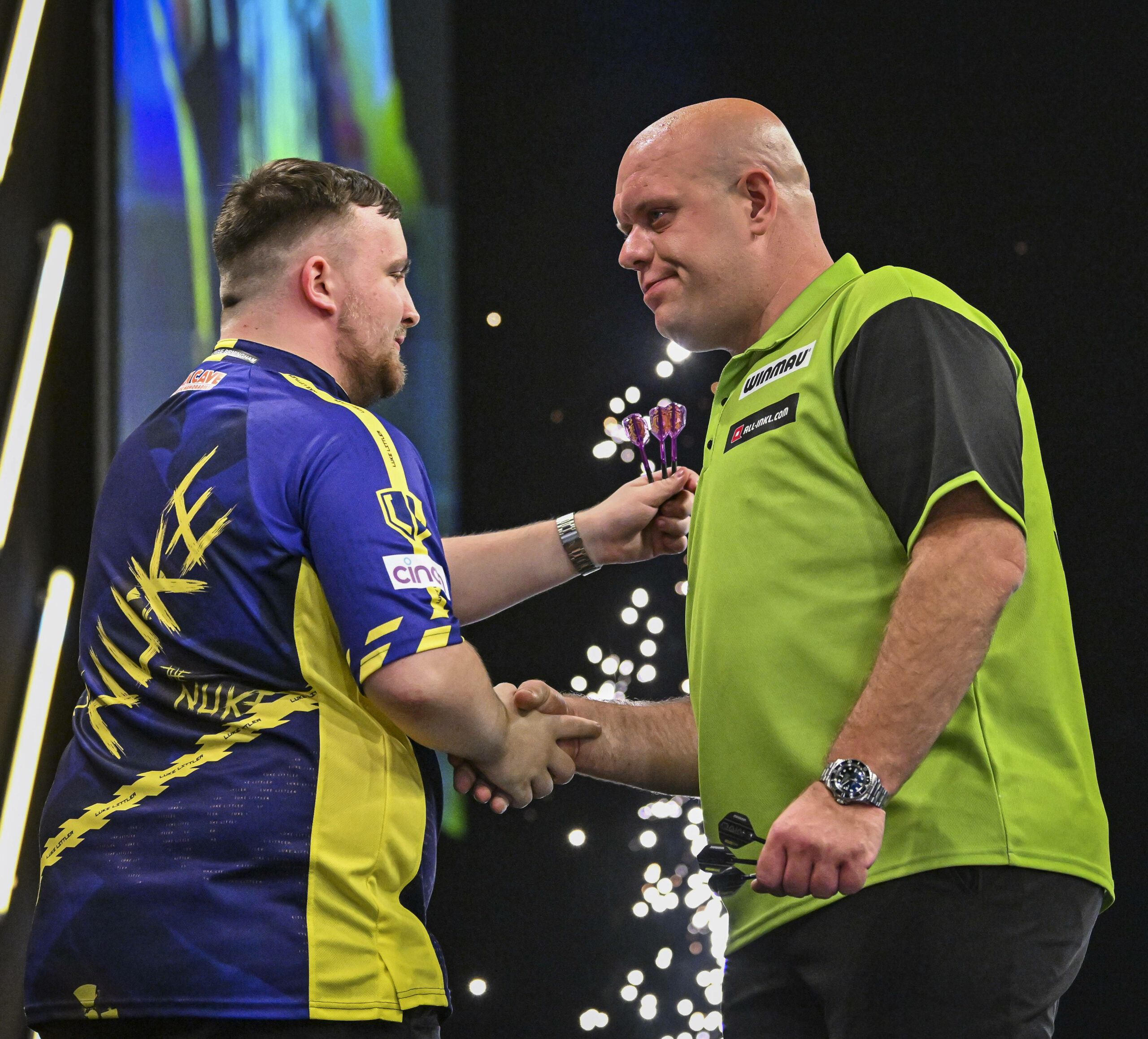 Michael van Gerwen und Luke Littler geben sich die Hand