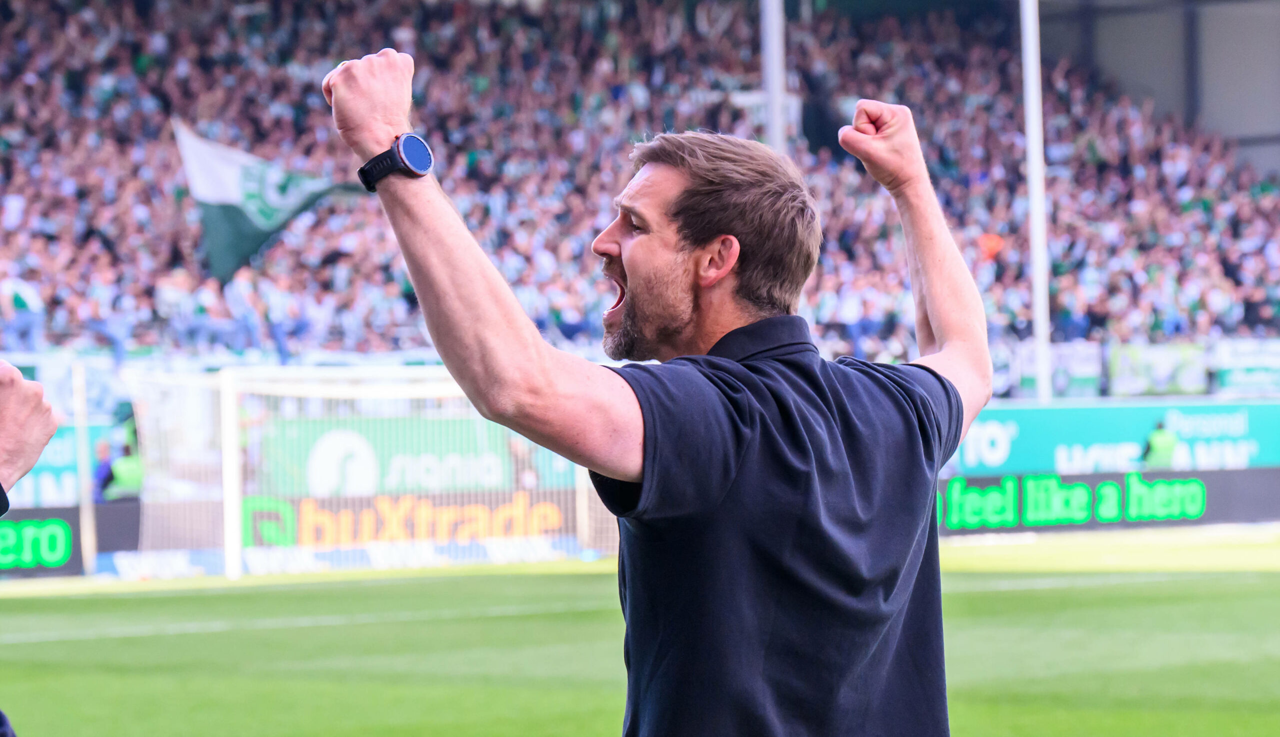 Fürth-Trainer Thomas Kleine feiert den Klassenerhalt in der 2. Liga