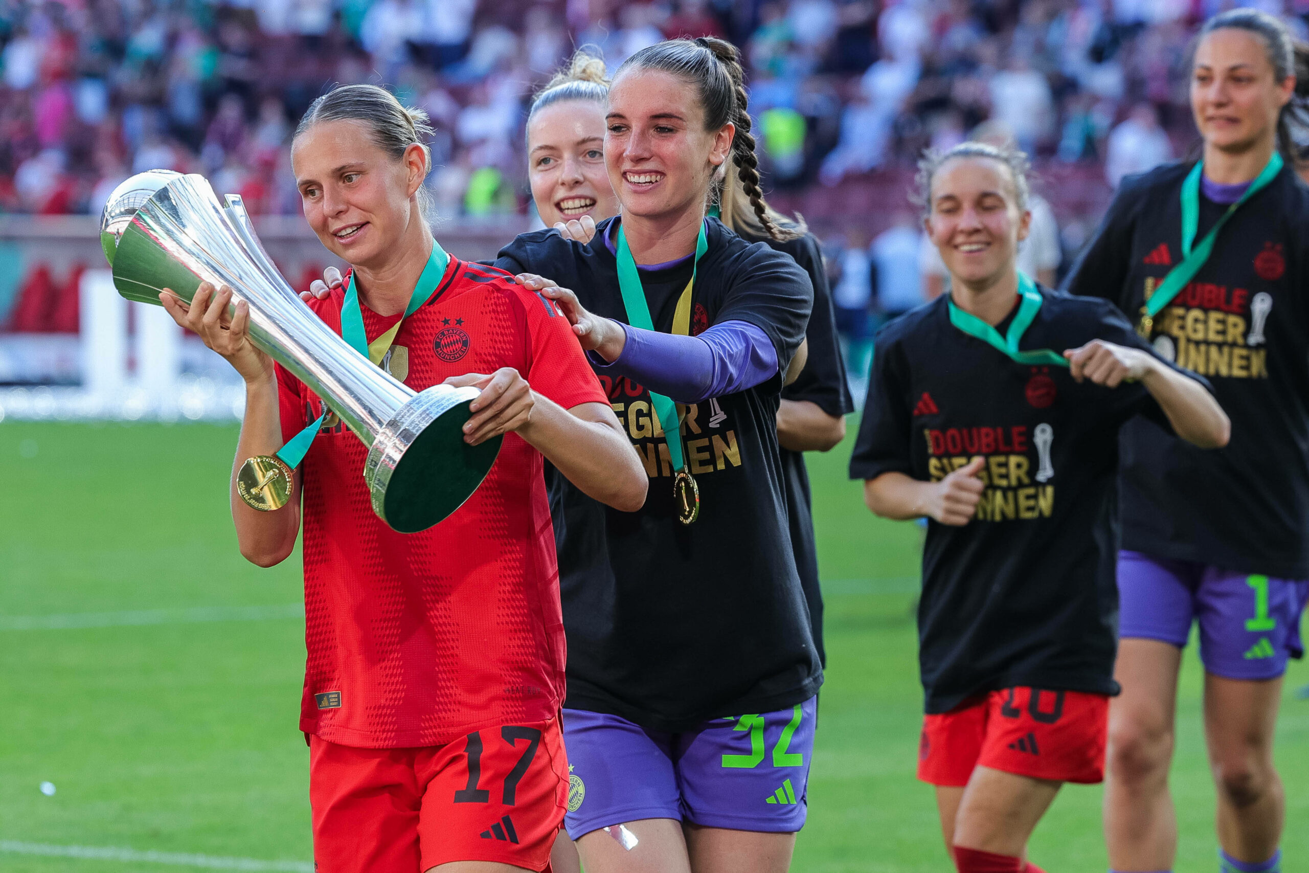 Die Frauen des FC Bayern feiern den Sieg im DFB-Pokal 2025