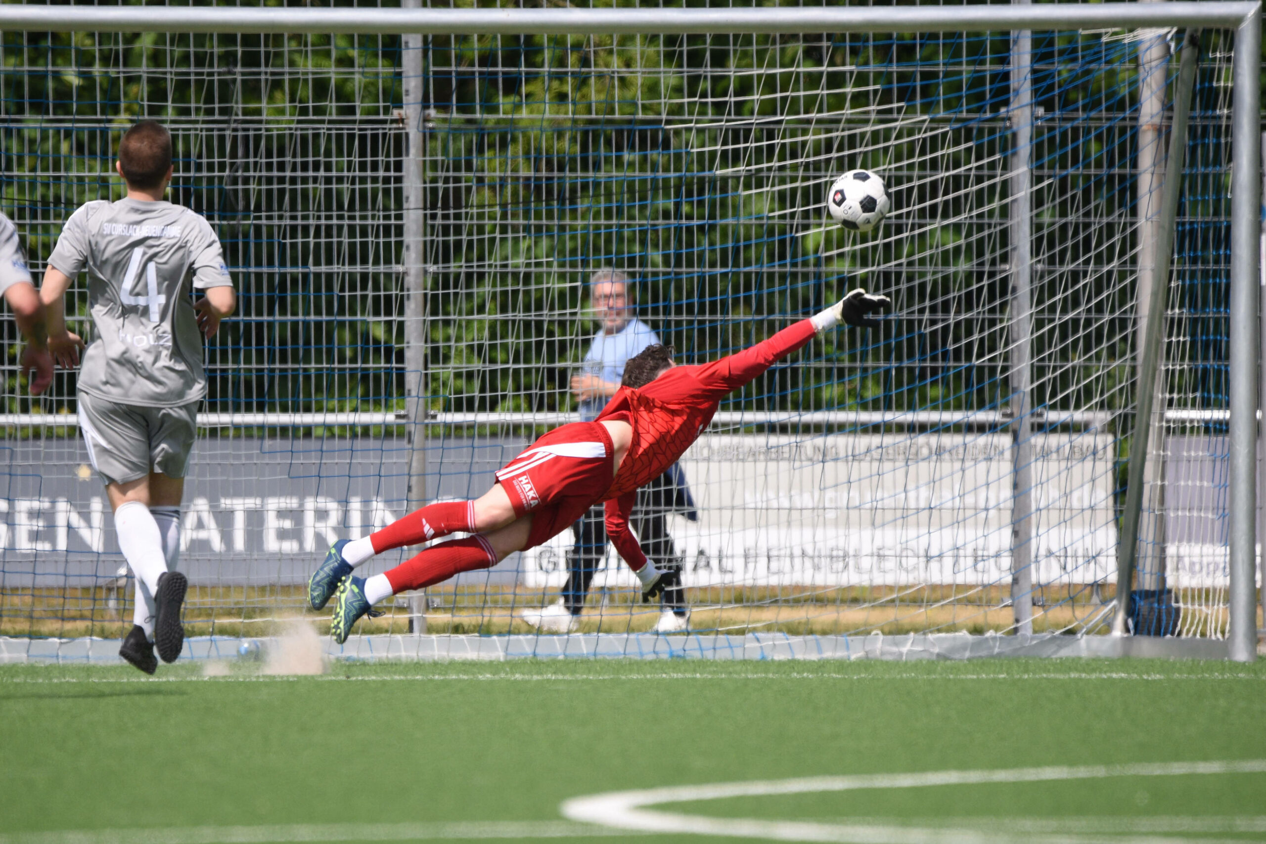 TBS Pinneberg schießt ein Tor gegen Curslack-Neuengamme