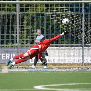TBS Pinneberg schießt ein Tor gegen Curslack-Neuengamme
