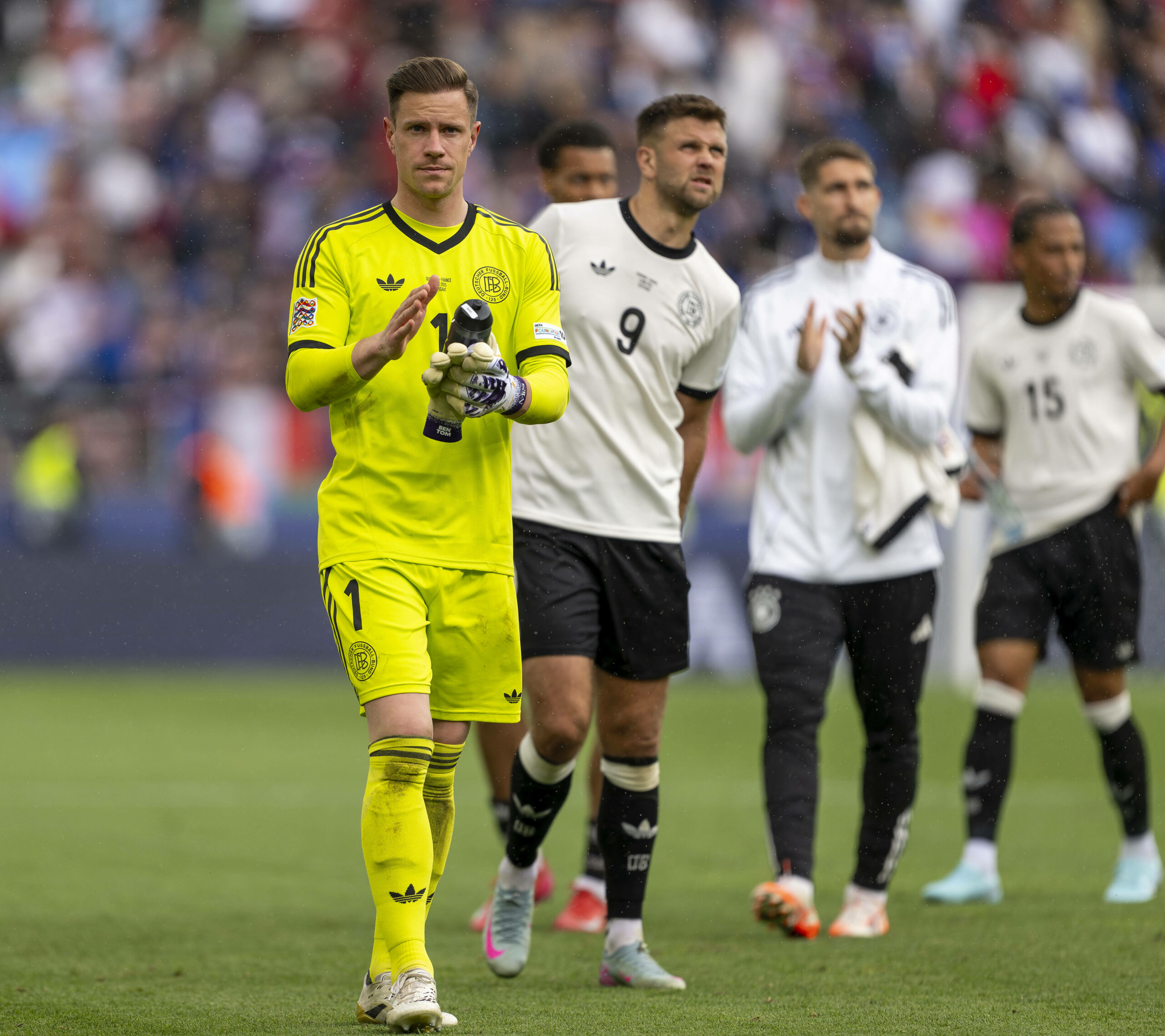 Marc-André ter Stegen und Niclas Füllkrug gehen über den Platz