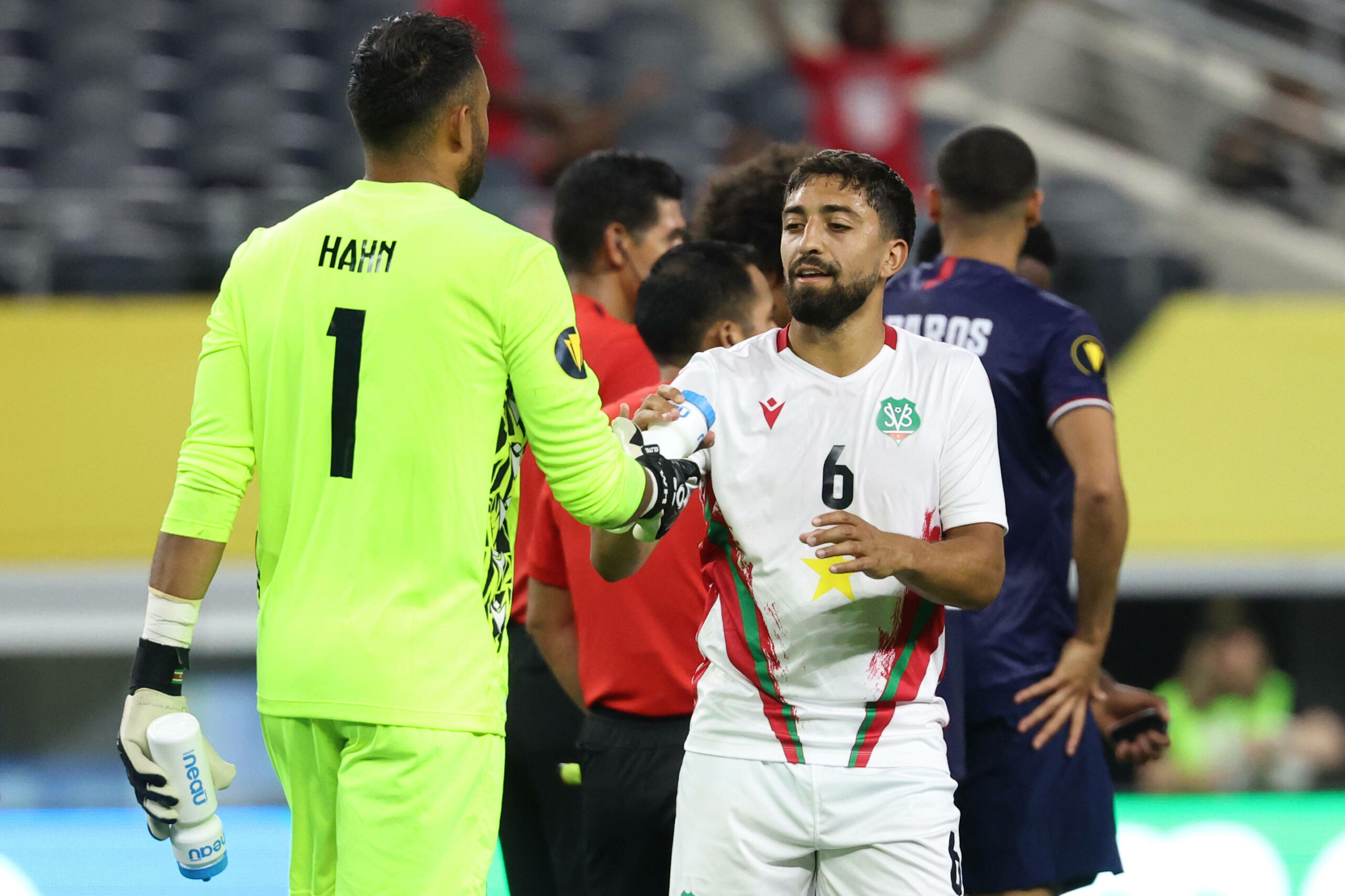 HSV-Profi Immanuel Pherai klatscht mit Surinames Torhüter Warner Hahn ab.