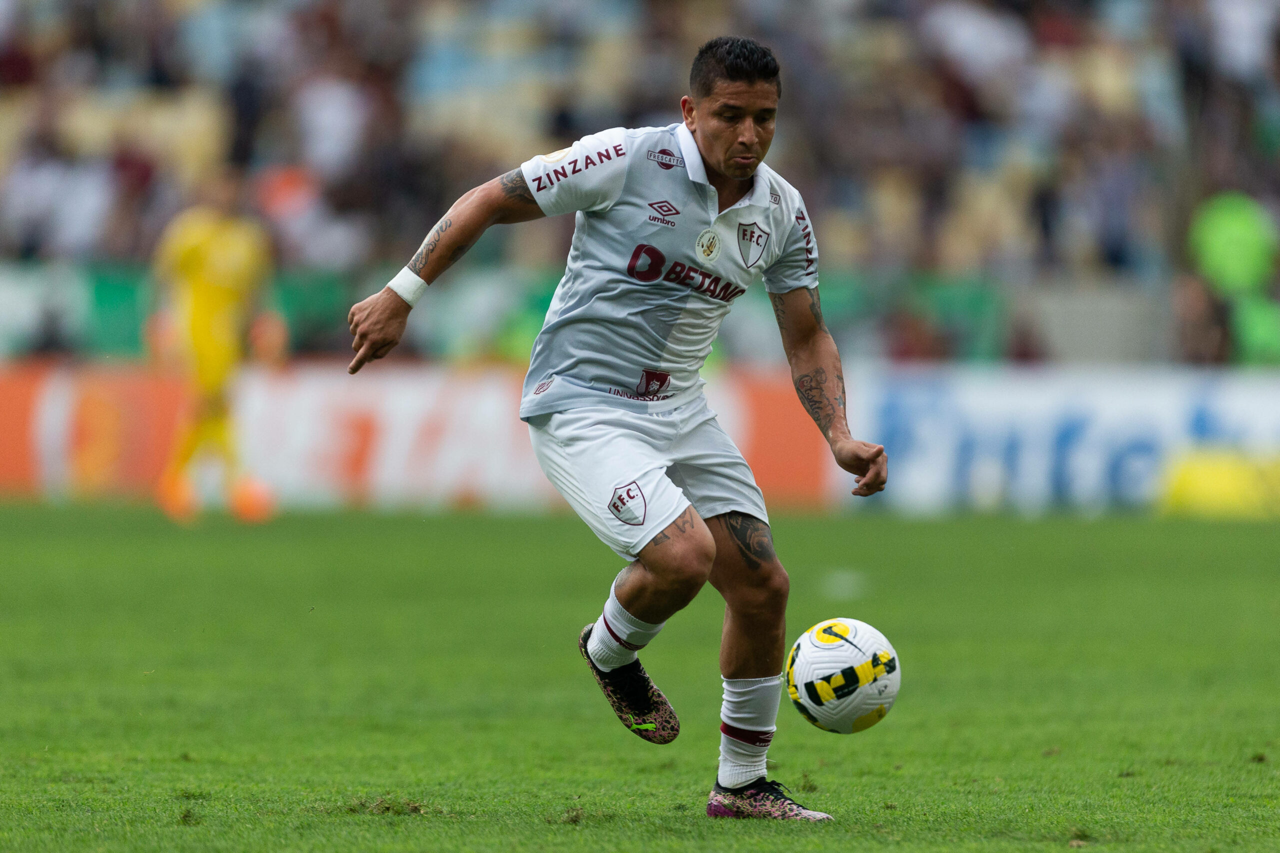 Mario Pineida dribbelt mit dem Ball am Fuß