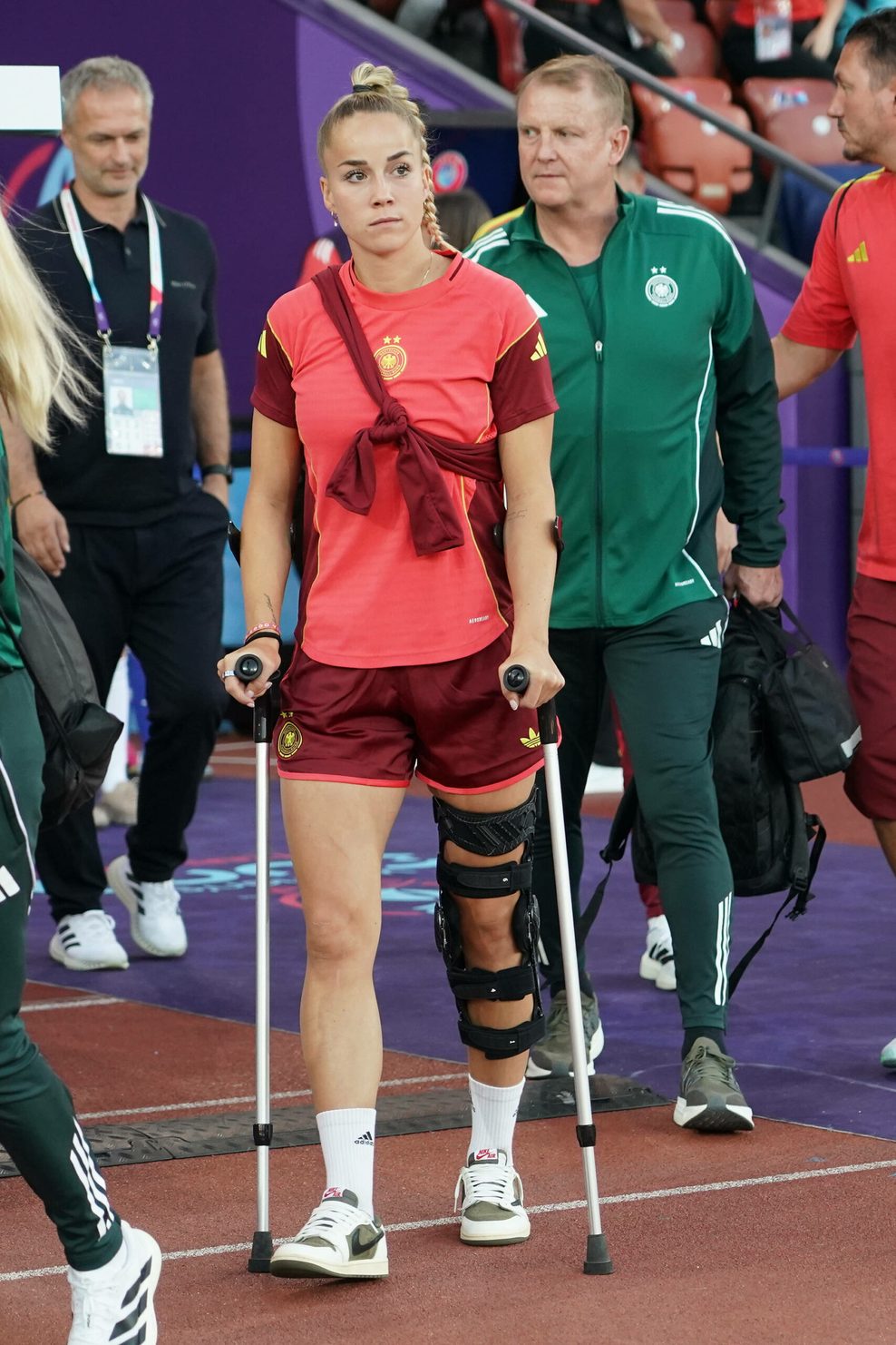 Giulia Gwinn auf Krücken im Stadion