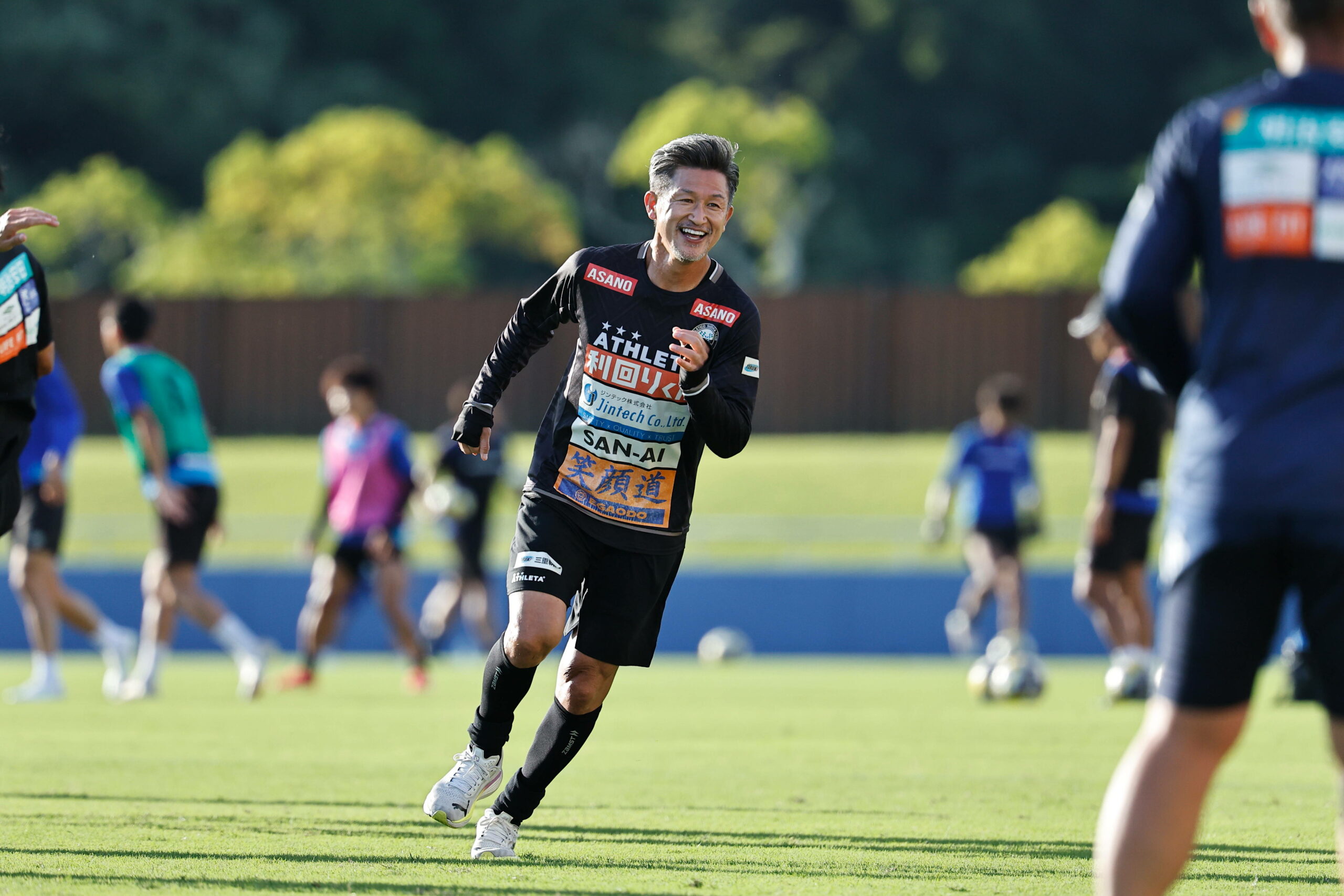 Kazuyoshi Miura rennt fröhlich über das Fußballfeld