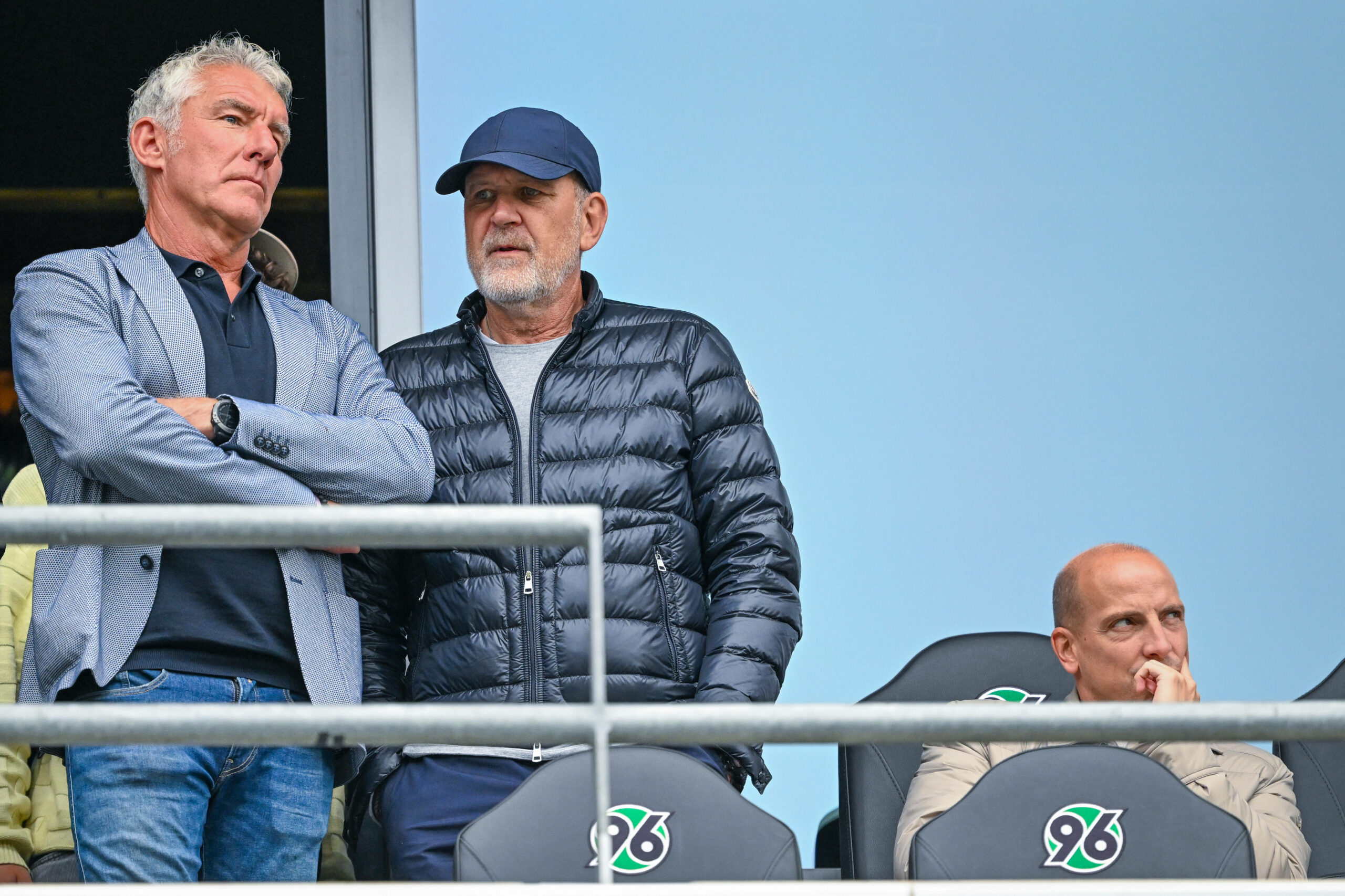 Mirko Slomka und Jörg Schmadtke stehen auf einer Tribüne