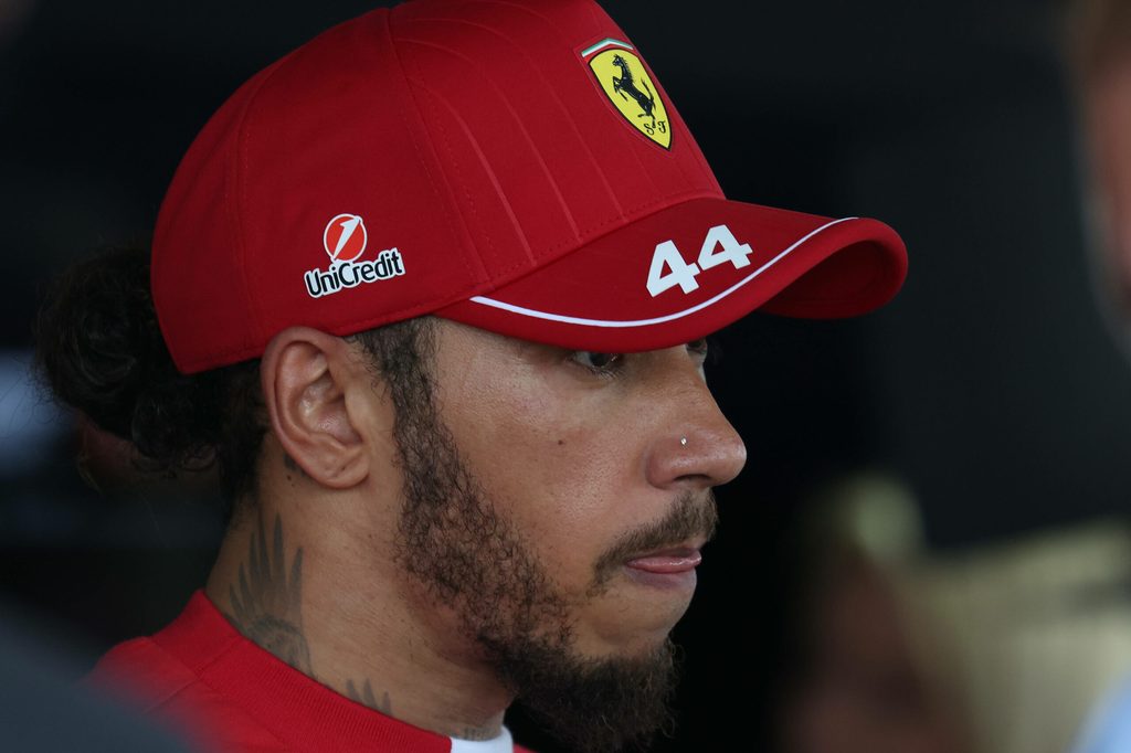 Formel 1-Rennfahrer Lewis Hamilton schaut enttäuscht