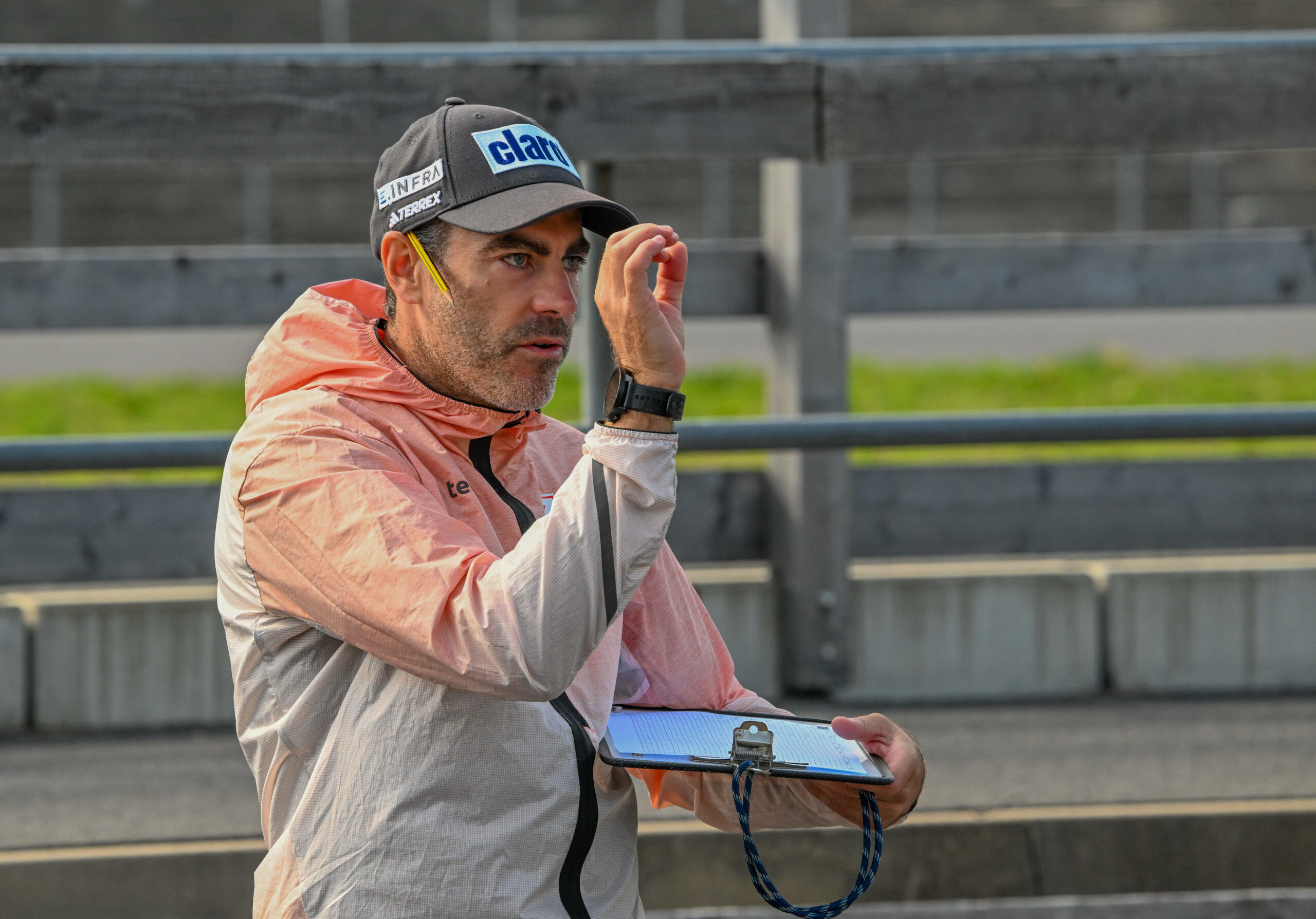 Biathlon-Trainer Tobias Reiter gibt Anweisungen