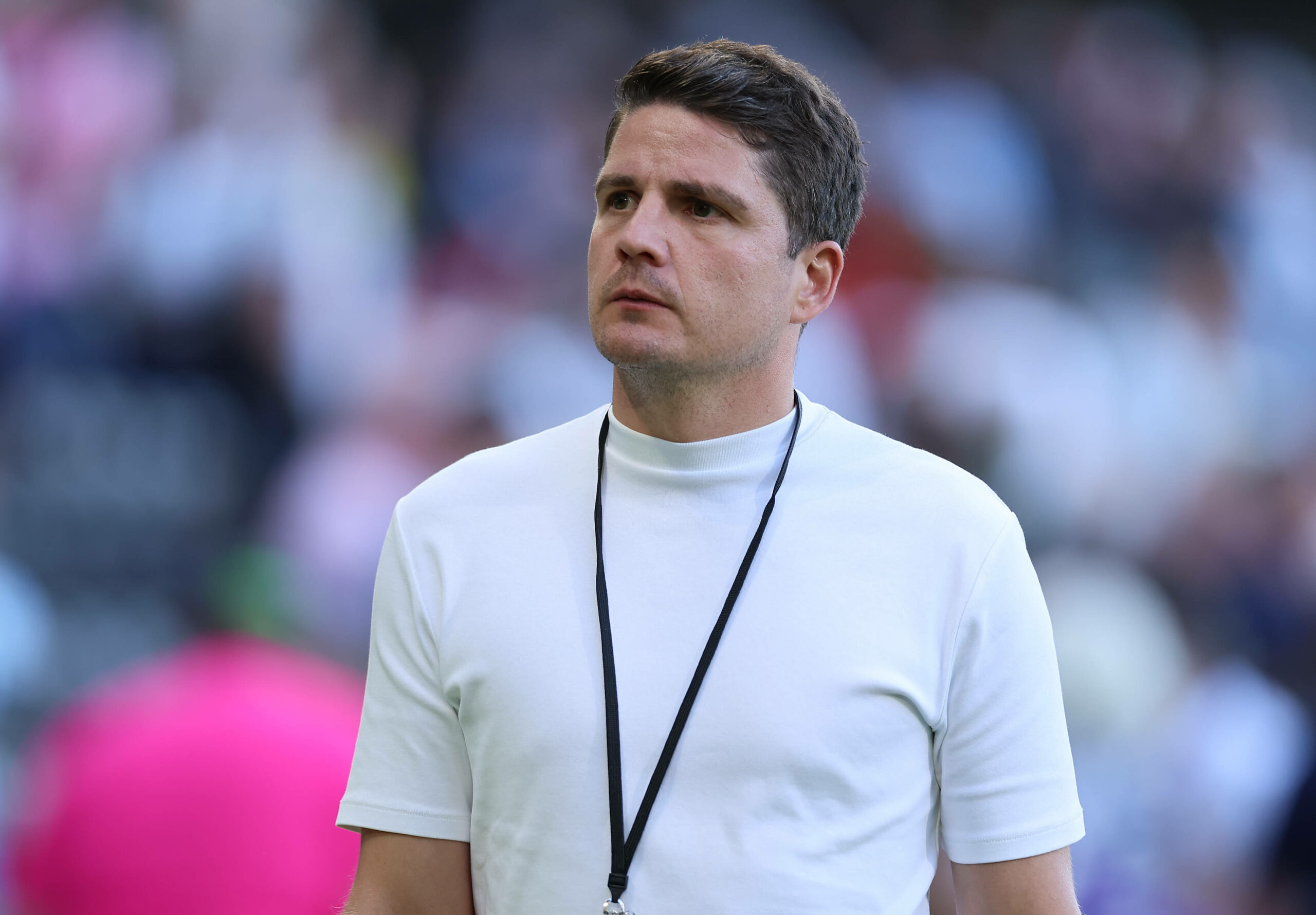 Pirmin Schwegler schaut am Rande es Testspiels Eintracht Frankfurt gegen Fulham skeptisch