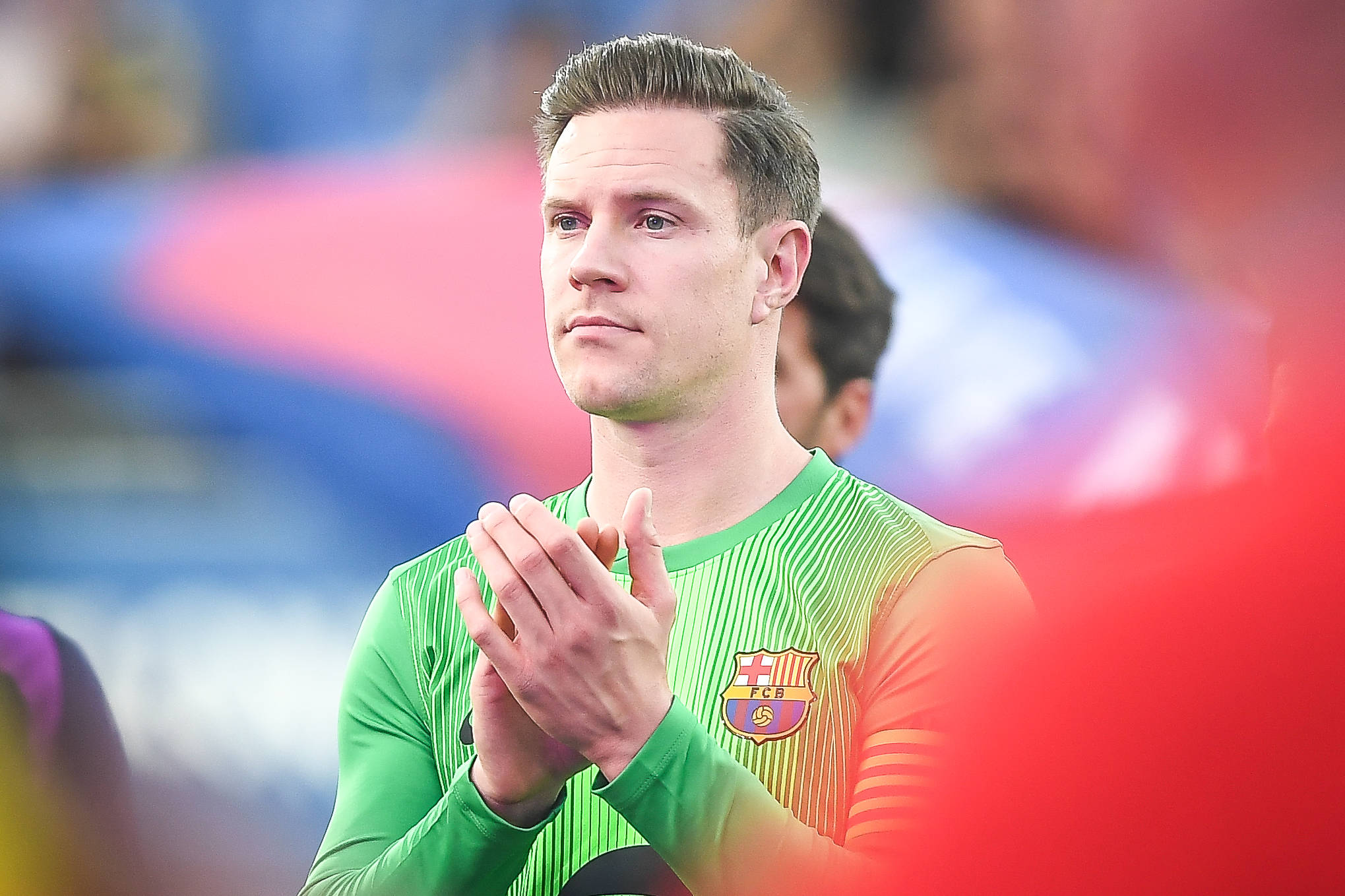 Marc-André ter Stegen klatscht im Trikot des FC Barcelona