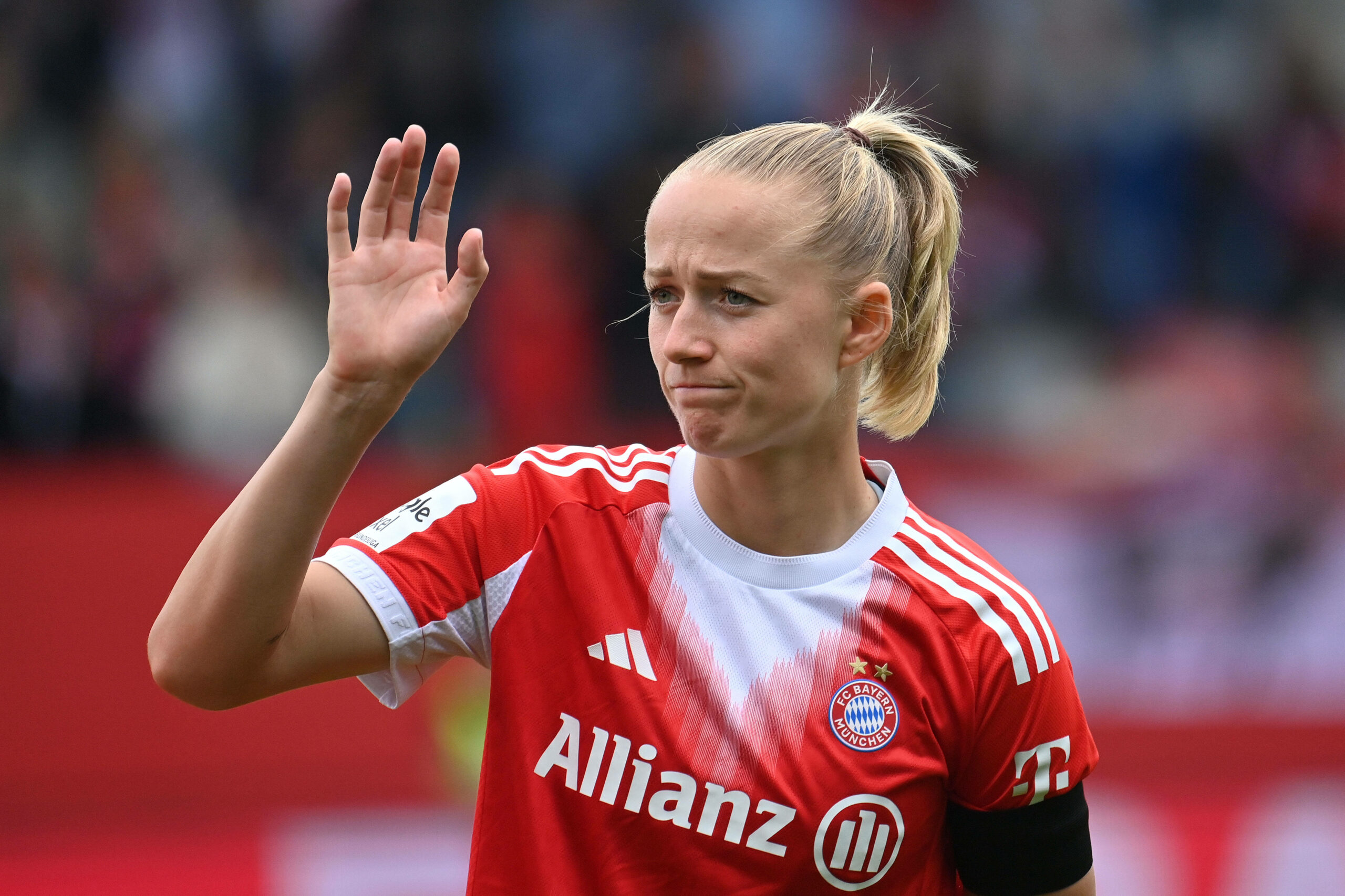 Lea Schüller winkt im Bayern-Trikot