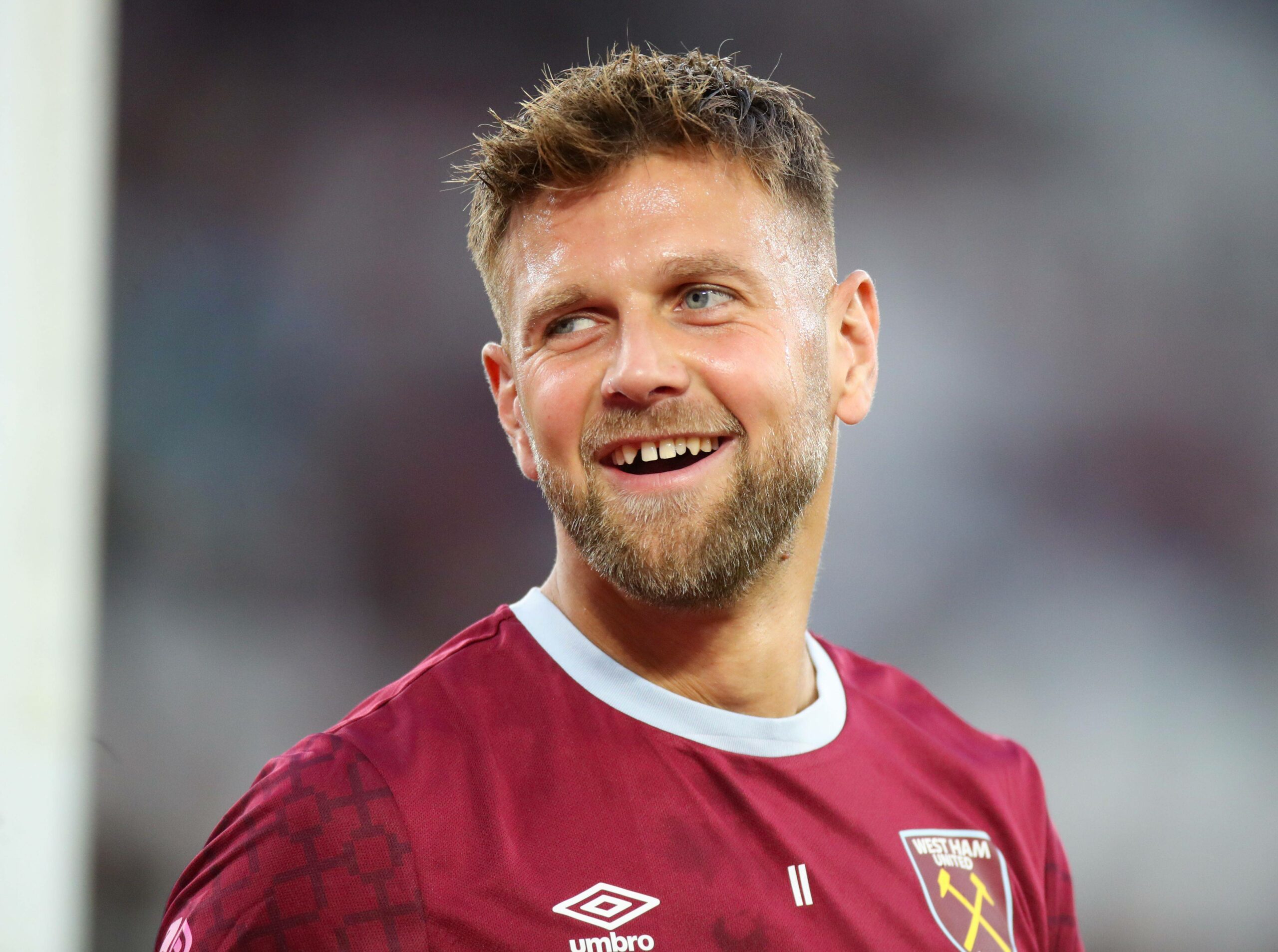 Niclas Füllkrug lacht