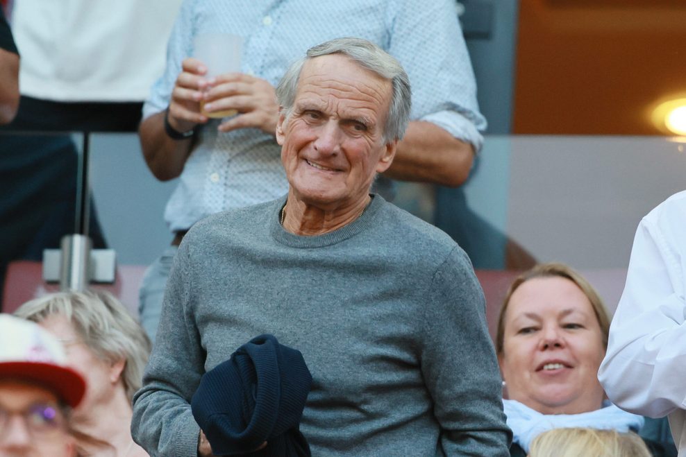 Wolfgang Overath mit Jacke in der Hand im Stadion