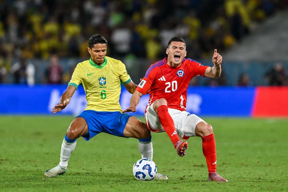 Ex-HSV-Profi Douglas Santos (l./hier am Ball für Brasilien gegen Chile)