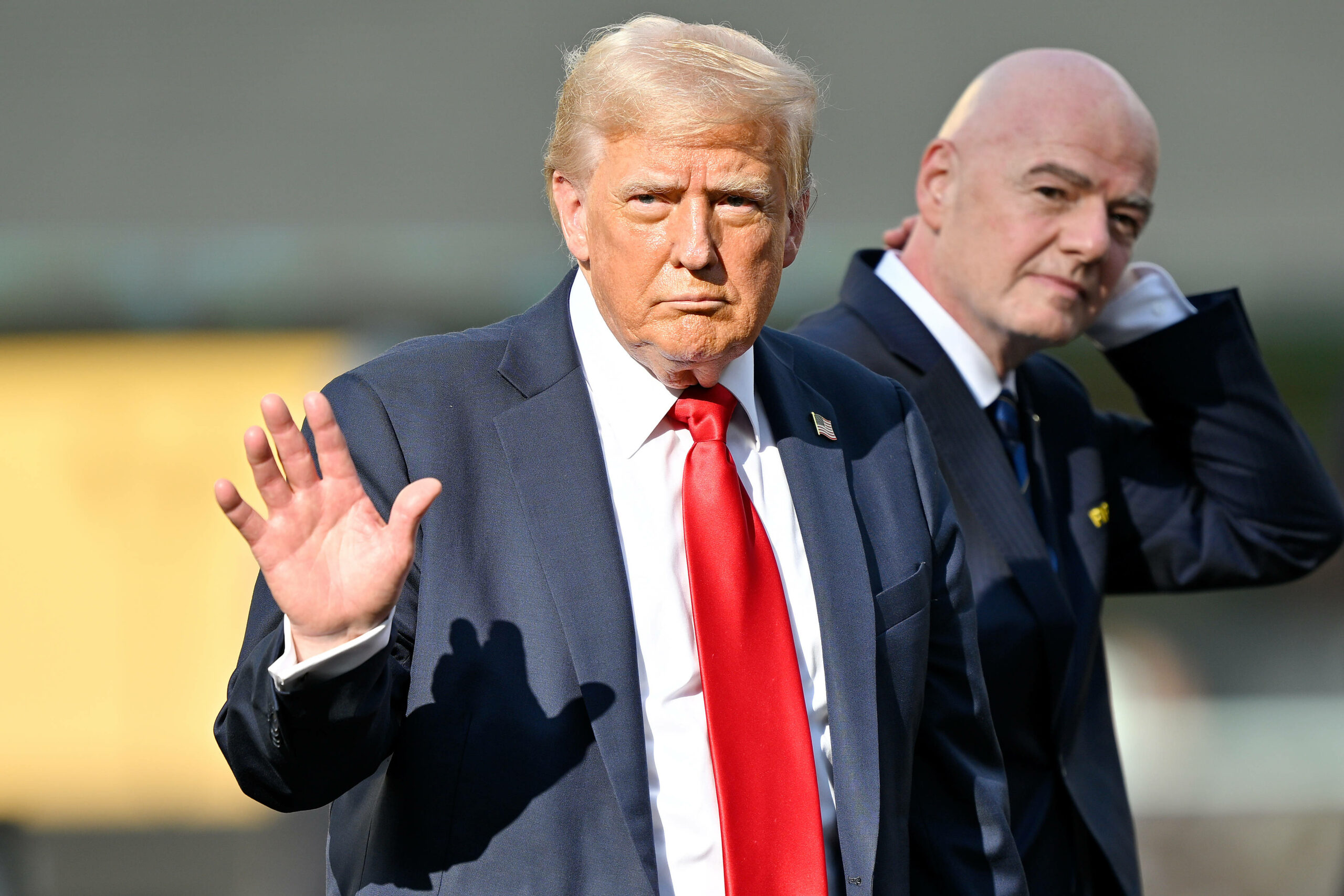 Trump winkt neben Infantino in die Kamera