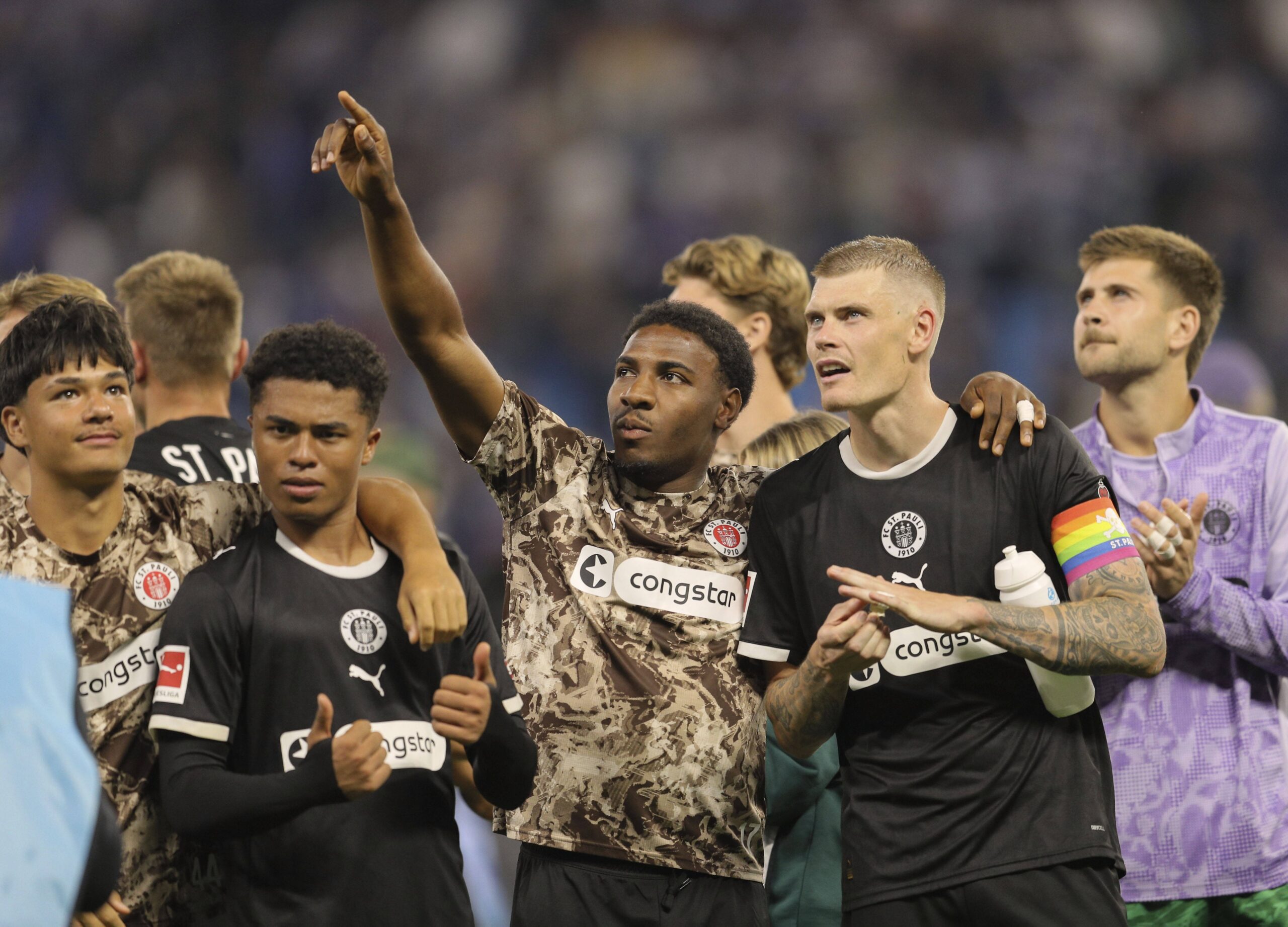 St. Pauli-Profis jubeln nach dem Sieg im Derby