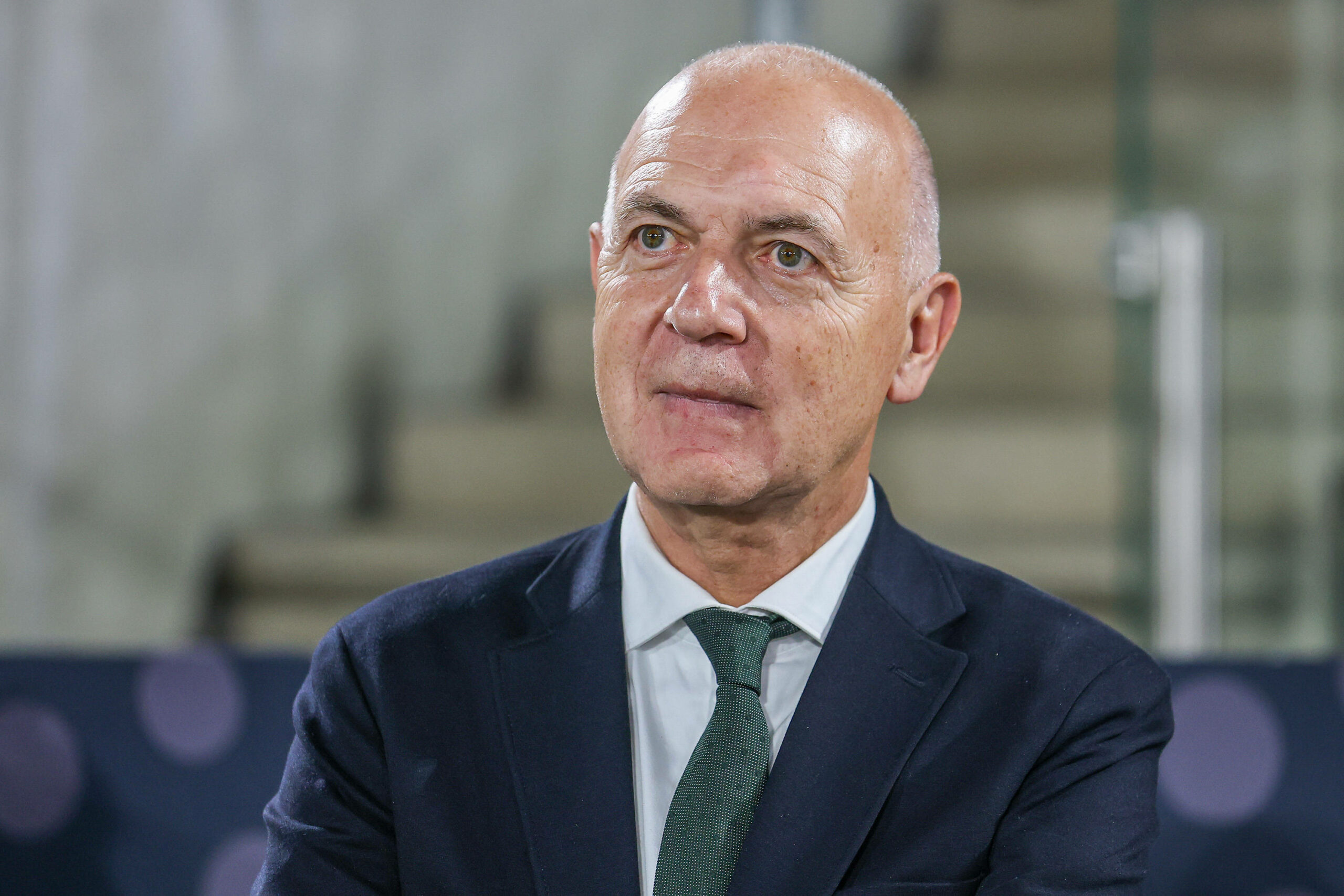 Bernd Neuendorf im Anzug