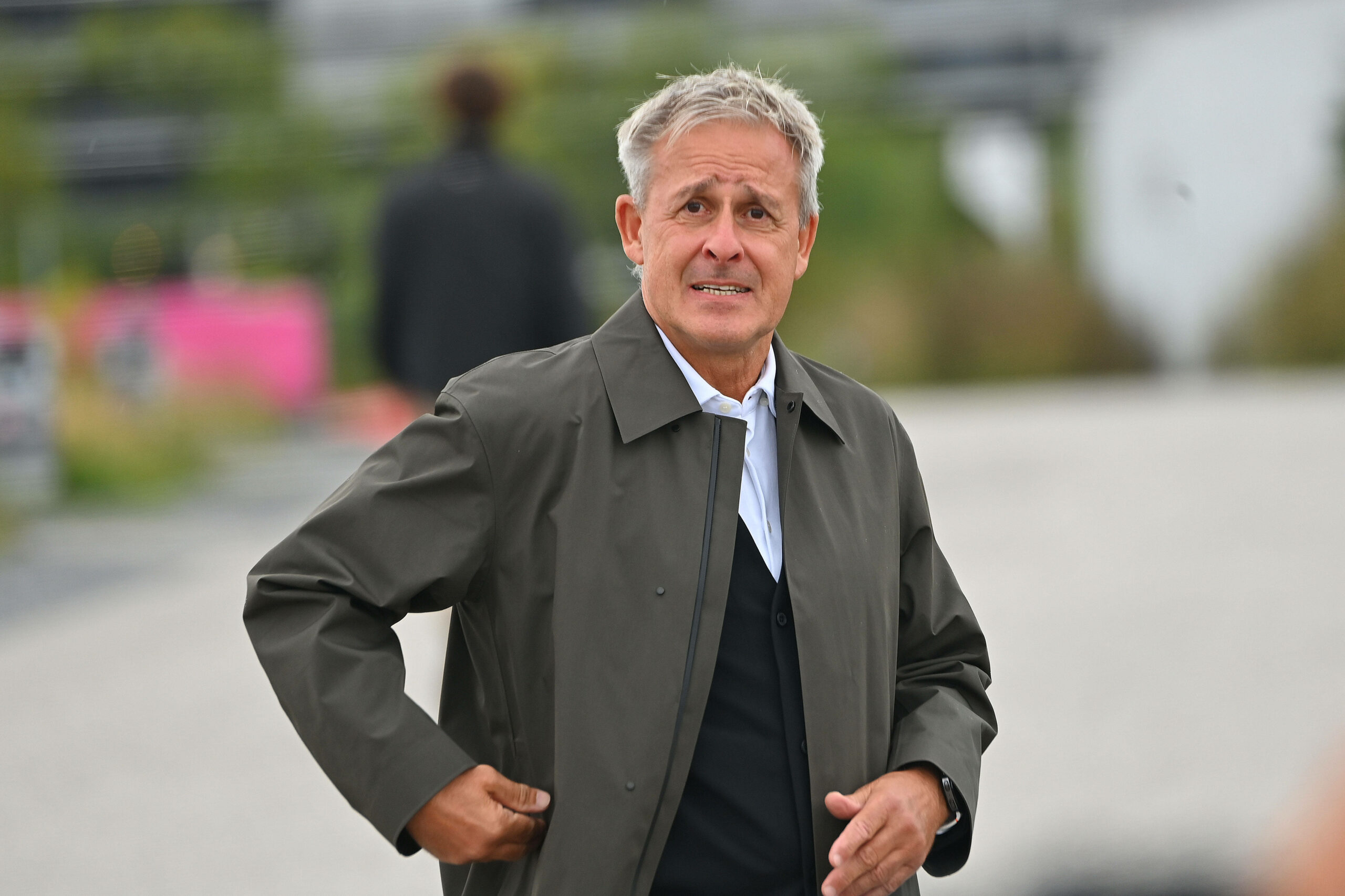 Der ehemalige Fußballspieler Pierre Littbarski schaut skeptisch