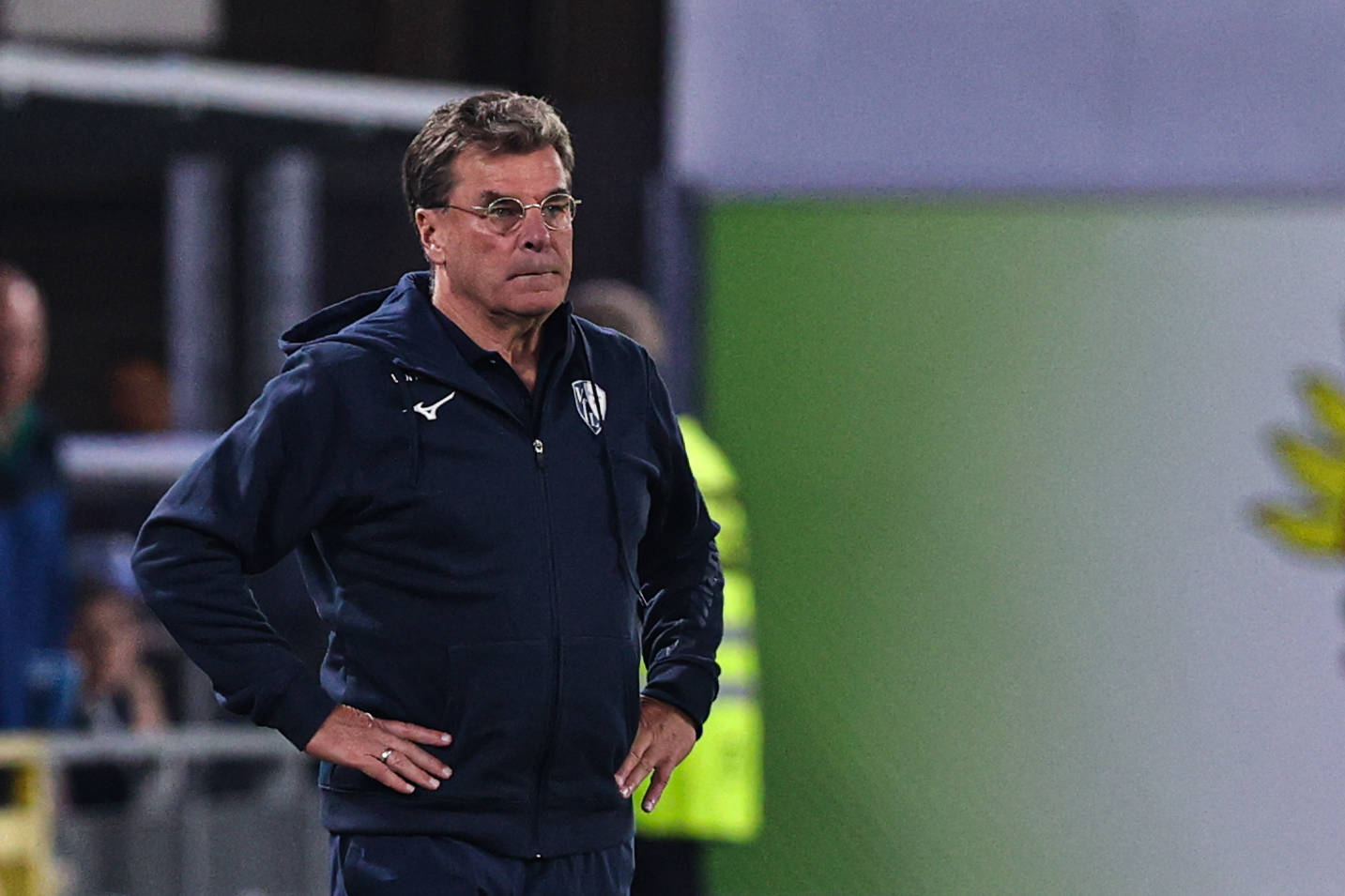 Dieter Hecking stemmt unzufrieden die Hände in die Hüften