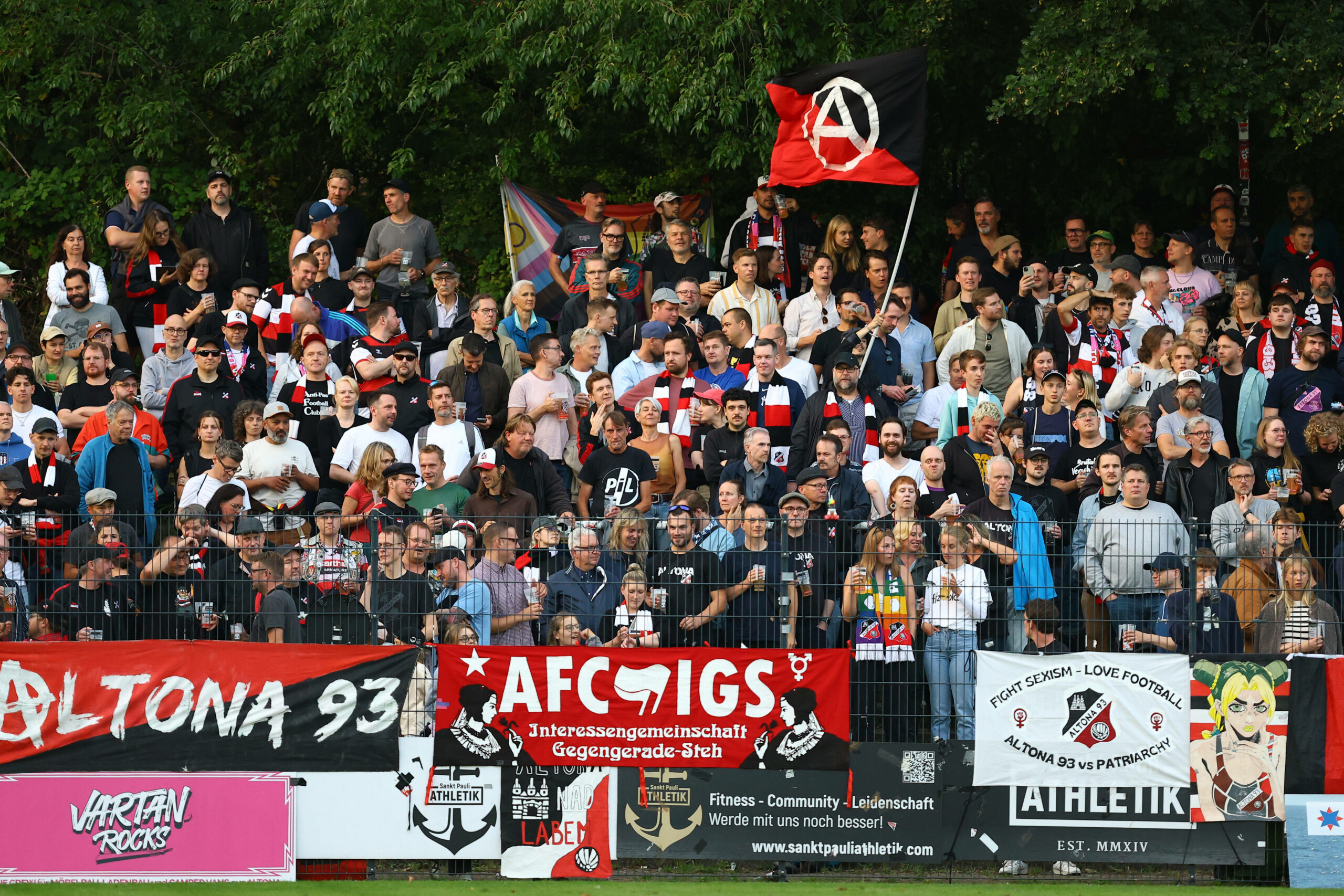 Fans von Altona 93 an der Adolf-Jäger-Kampfbahn