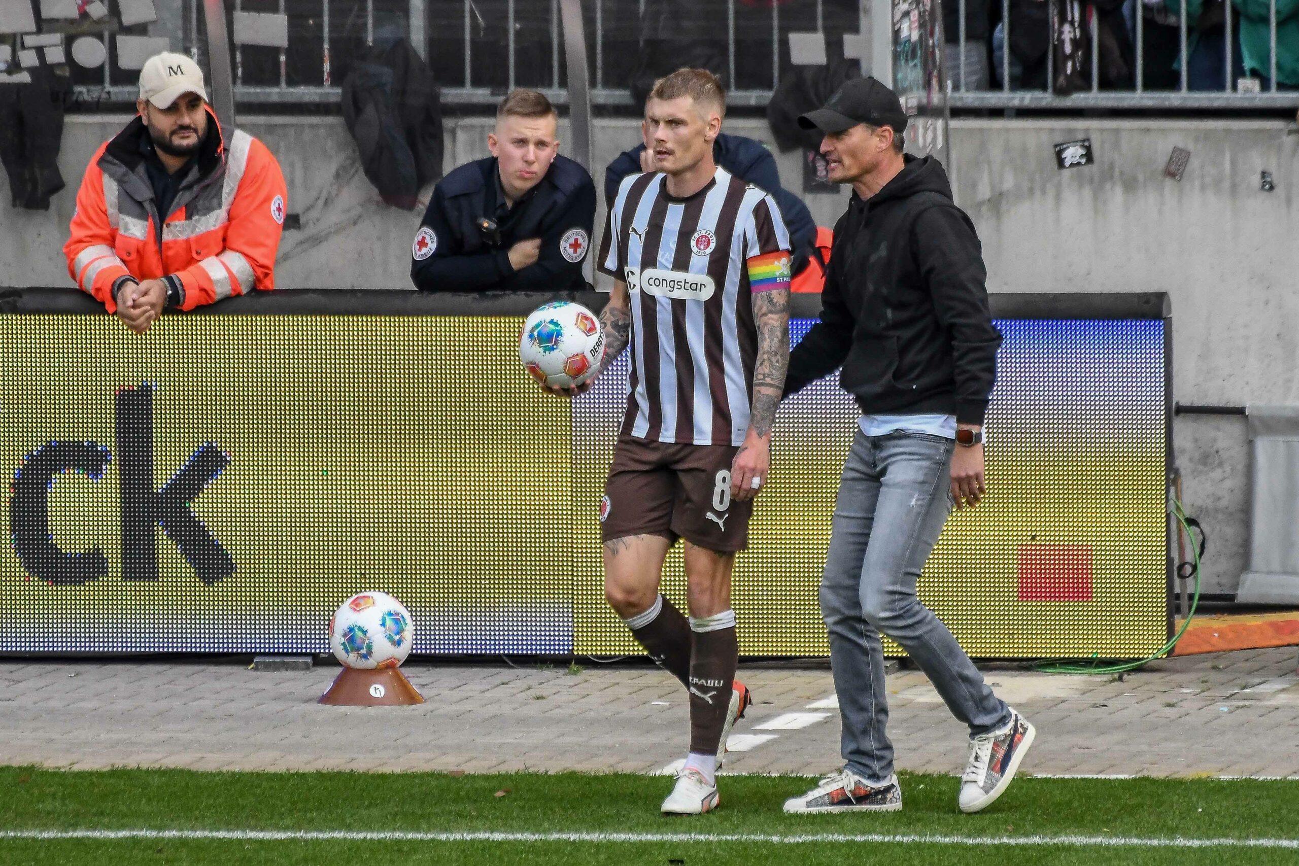 St. Paulis Trainer Alexander Blessin spricht mit Eric Smith