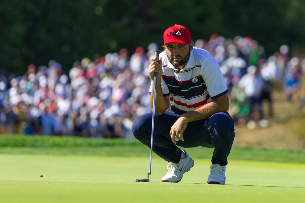 Scottie Scheffler hockt sich hin