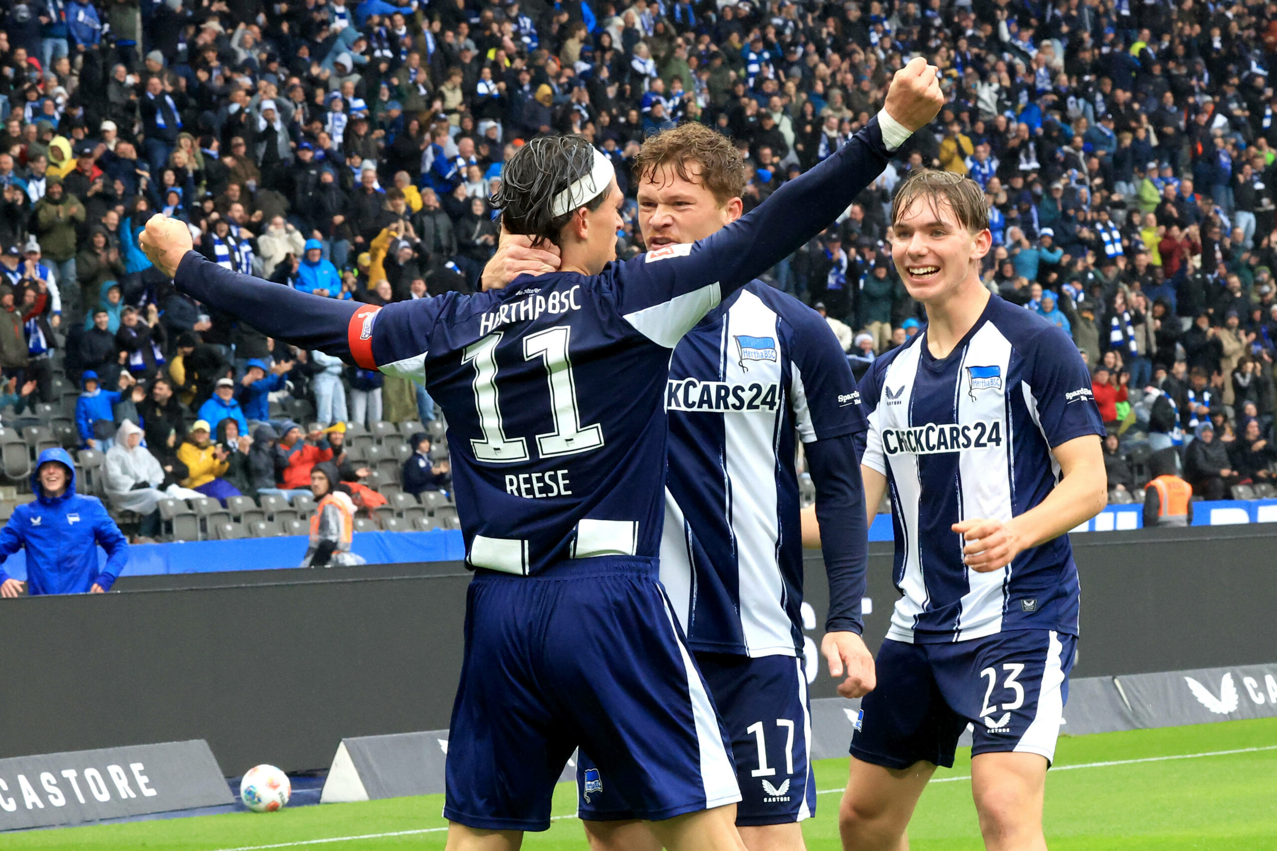 Herthas Kennet Eichhorn (r.) bejubelt einen Treffer von Berlin Fabian Reese.