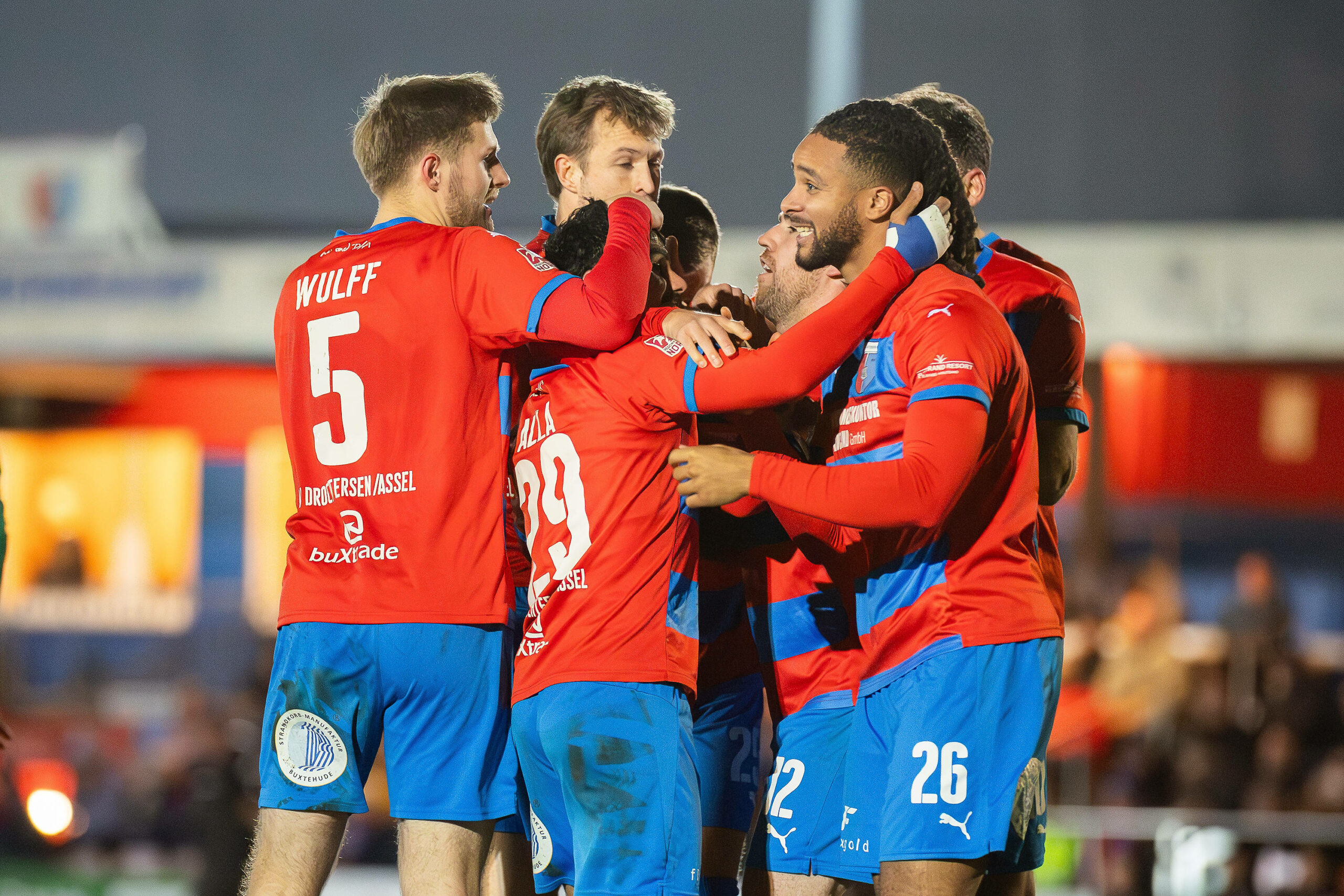 Spieler des SV Drochtersen-Assel bejubeln ein Tor