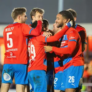 Spieler des SV Drochtersen-Assel bejubeln ein Tor