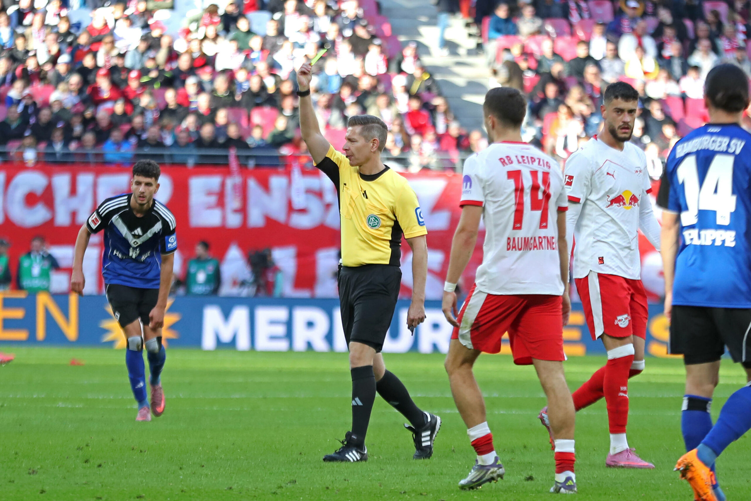 Tobias Welz zeigt einem Spieler die Gelbe Karte