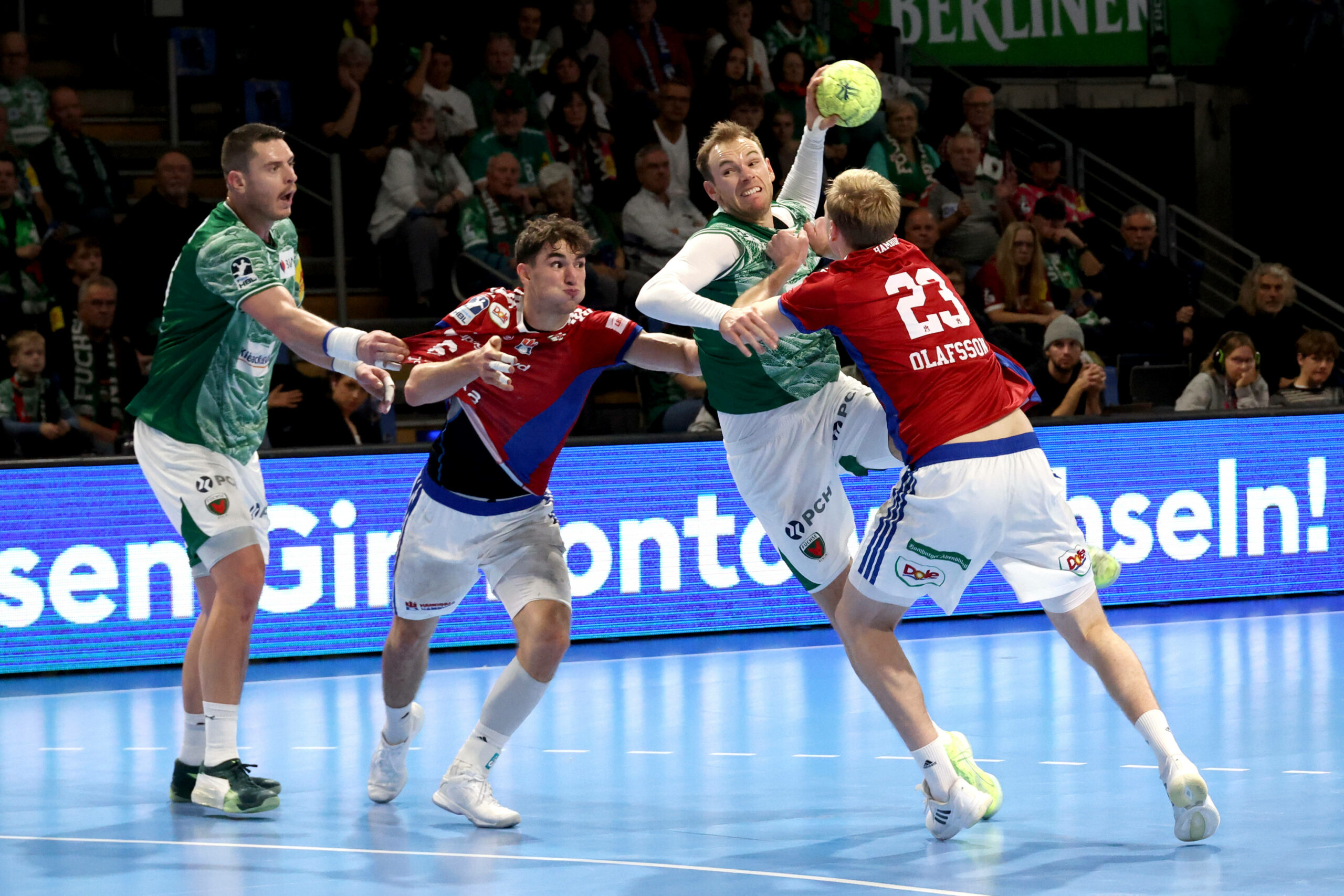 Mathias Gidsel wird beim Wurf von Einar Olafsson und Elias Kofler behindert