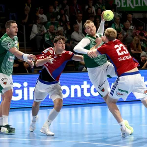 Mathias Gidsel wird beim Wurf von Einar Olafsson und Elias Kofler behindert