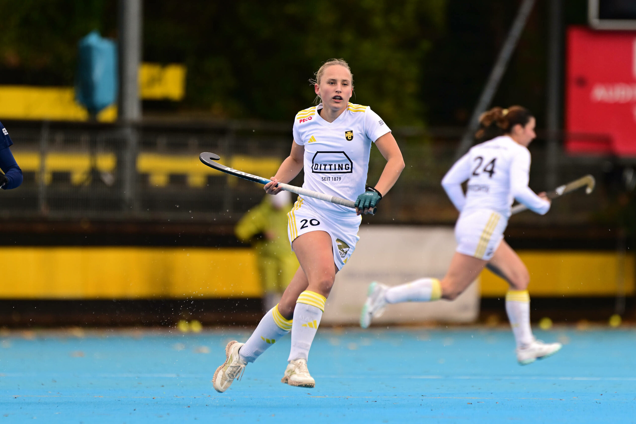 Laura Plüth bei einem Hockey-Spiel des Harvestehuder THC