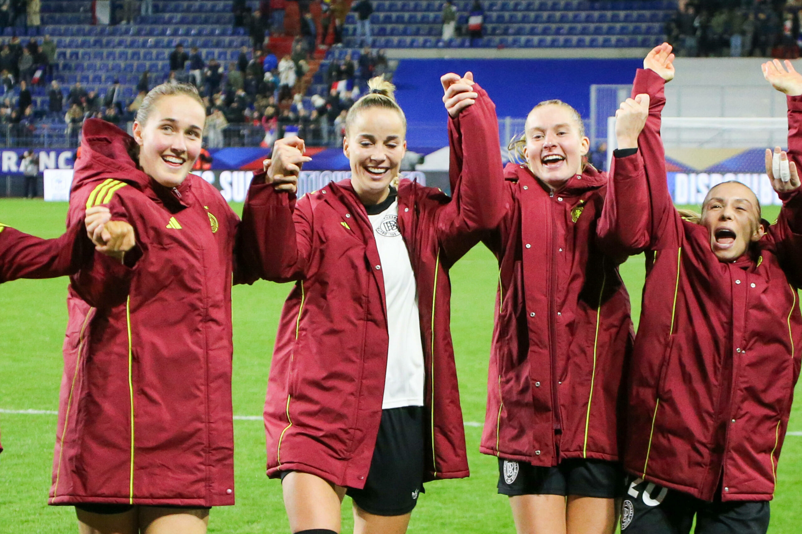 DFB-Spielerinnen Sydney Lohmann, Giulia Gwinn, Janina Minge und Elisa Senß jubeln euphorisch