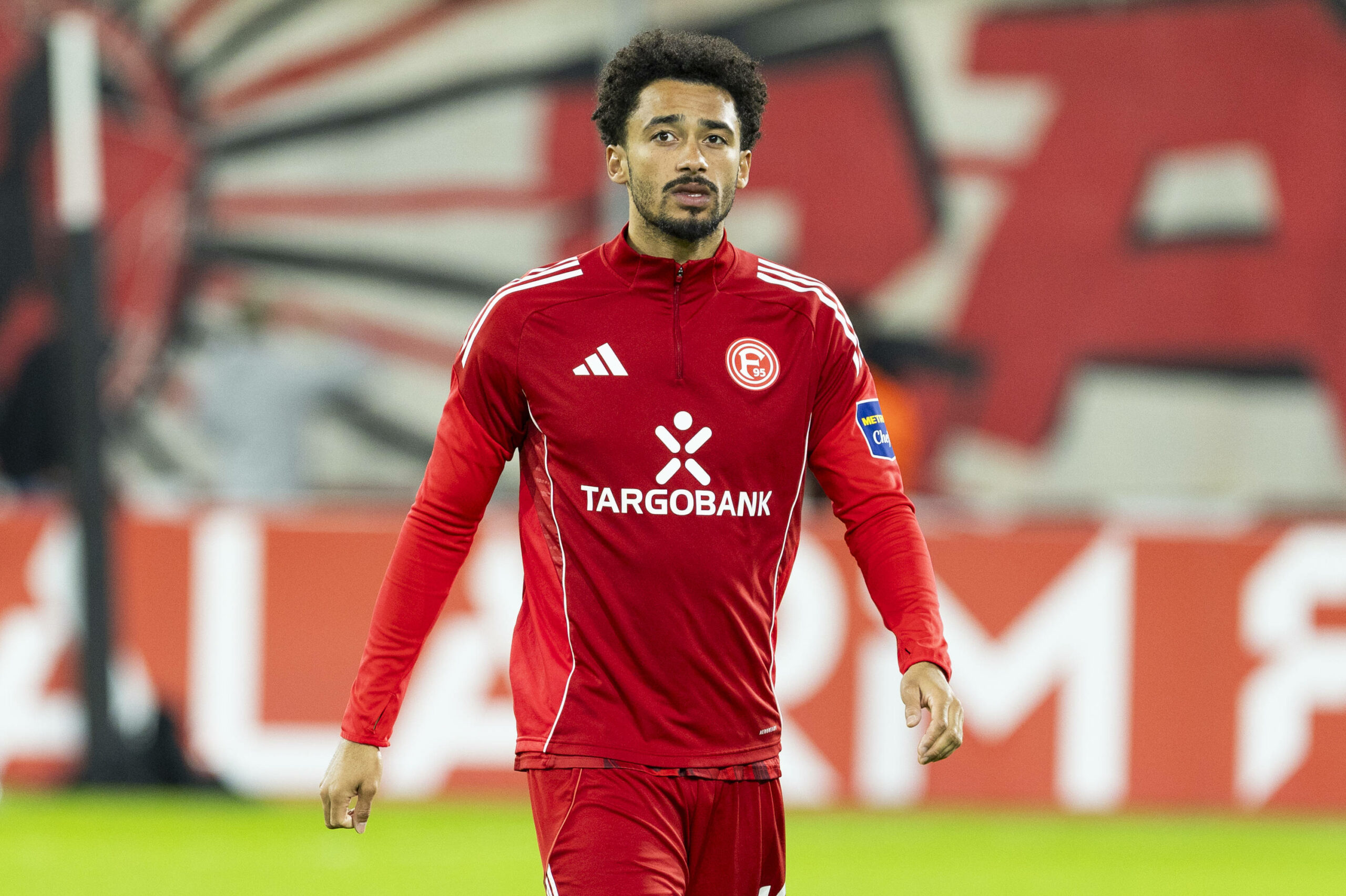 Düsseldorf-Spieler Emmanuel Iyoha blickt skeptisch über das Spielfeld