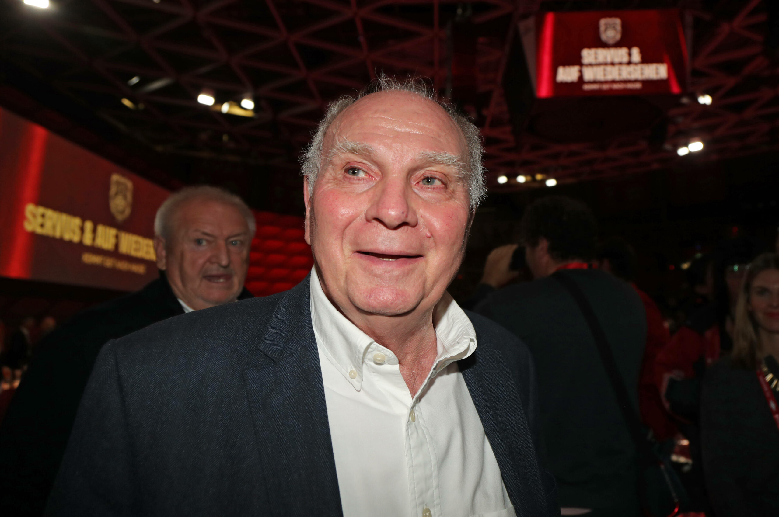 Bayern-Patron Uli Hoeneß lächelt