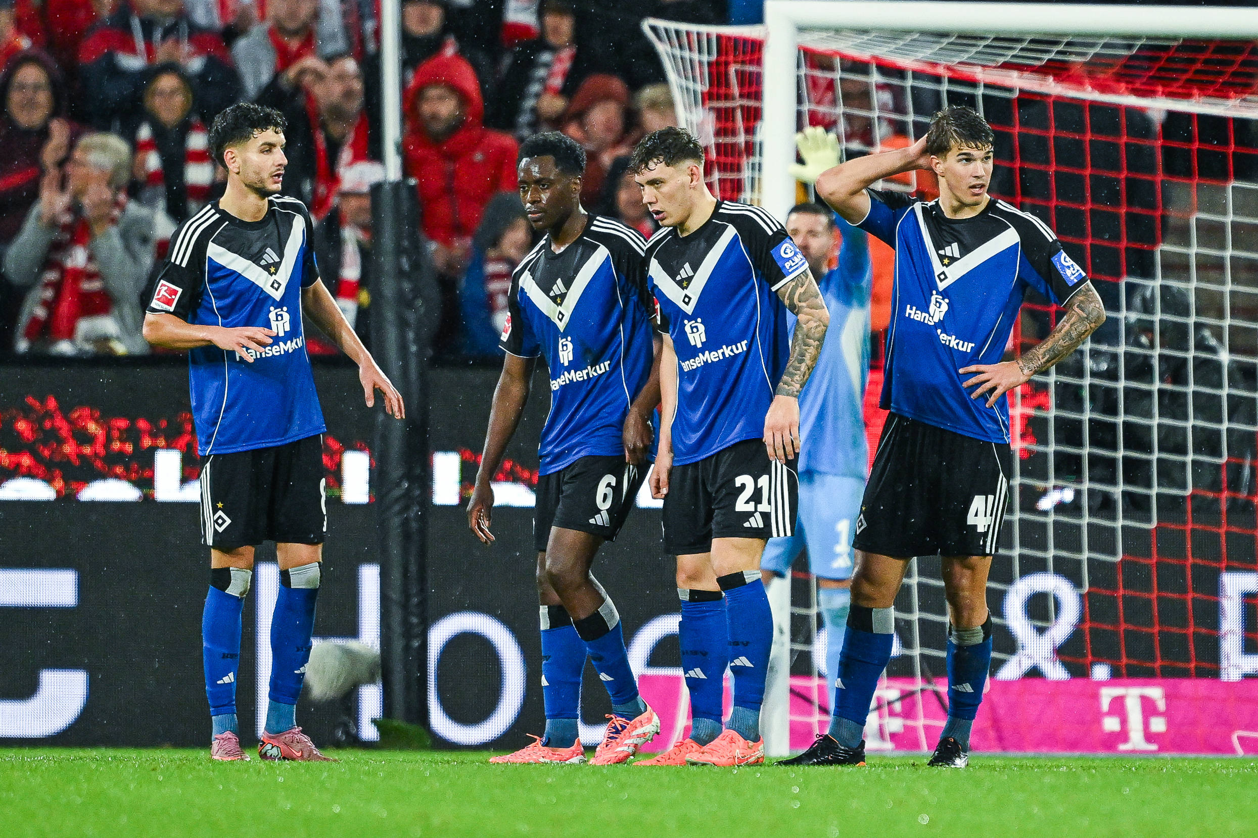 Daniel Elfadli, Albert Sambi Lokonga, Nicolai Remberg und Luka Vuskovic nebeneinander auf dem Spielfeld