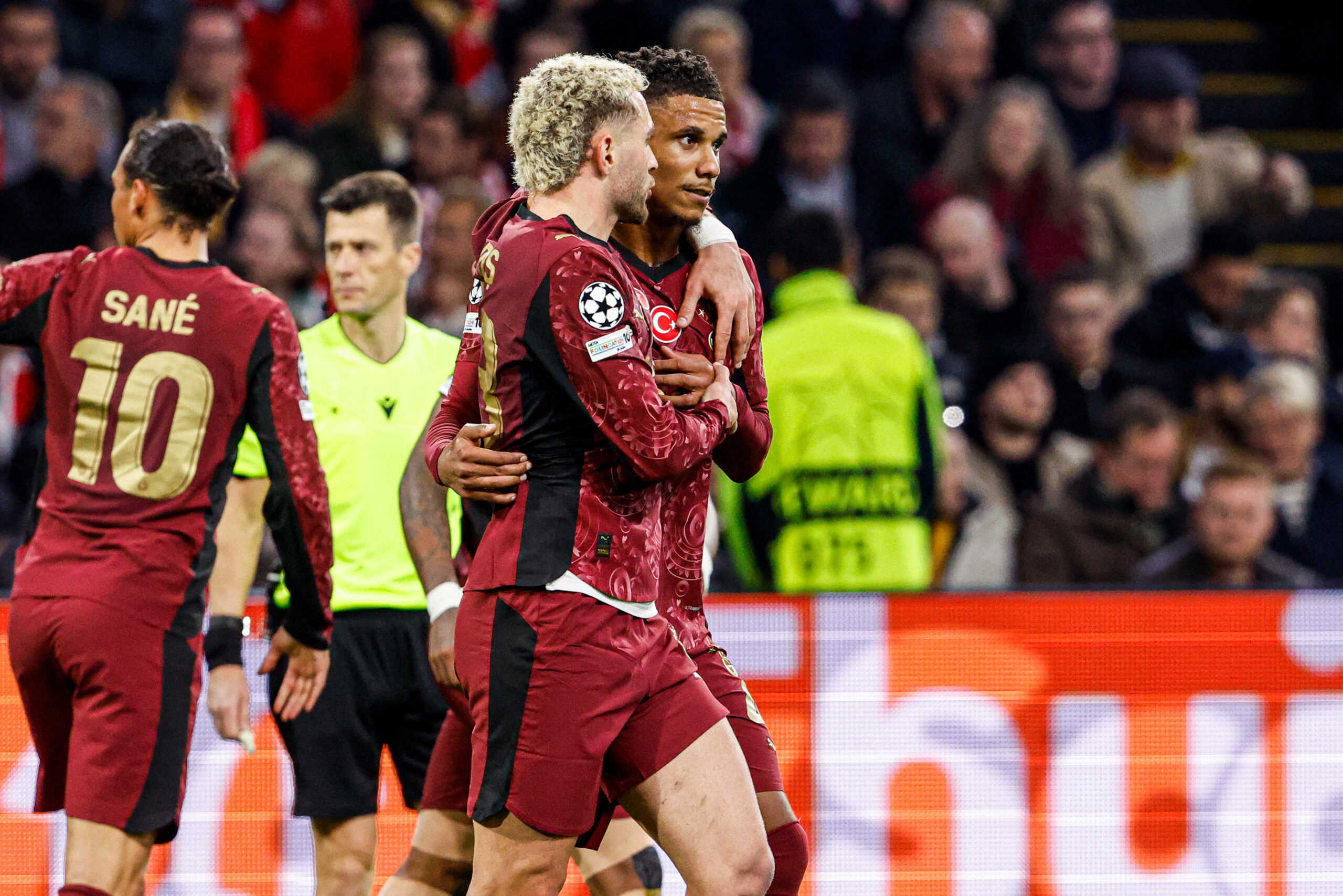 Metehan Baltaci (l.) jubelt