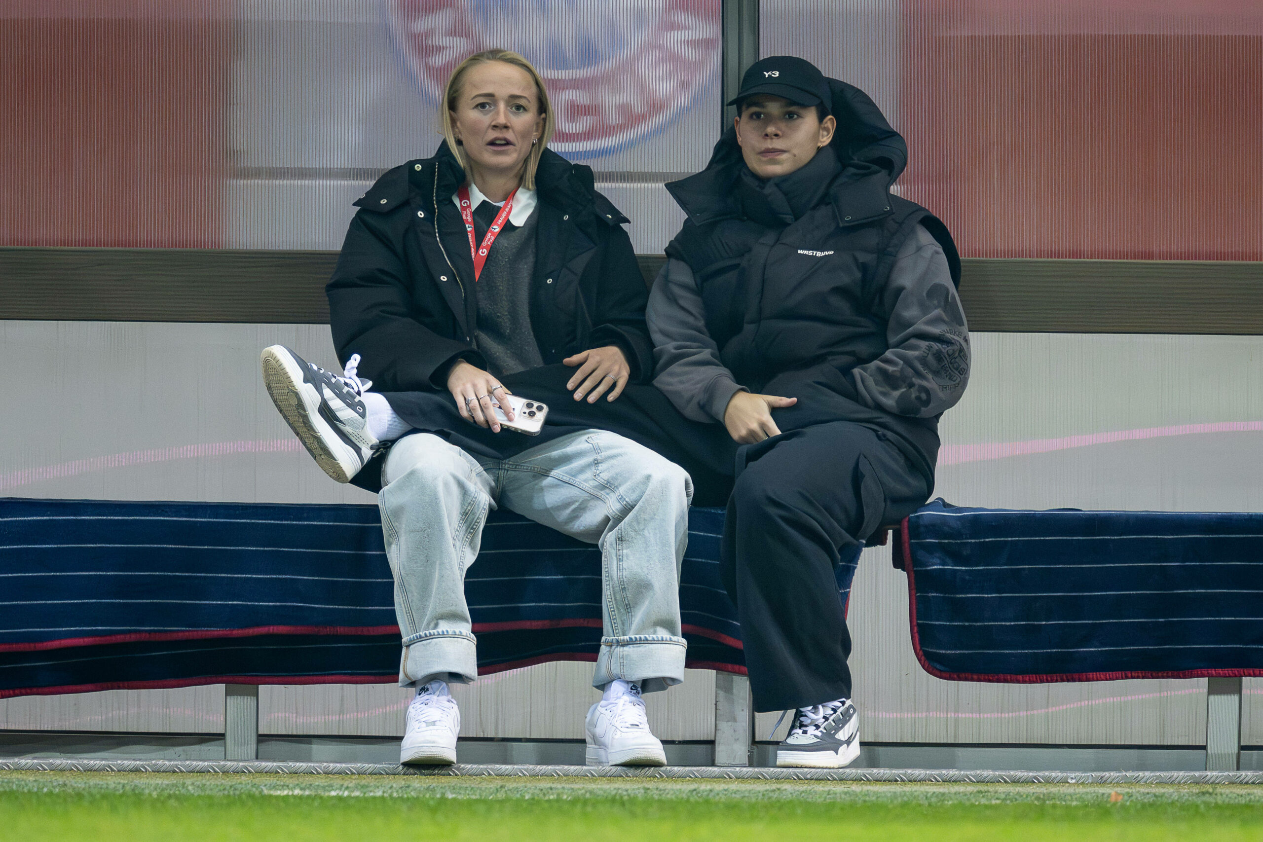 Lena Oberdorf kann derzeit nur zuschauen. Hier an der Seite von Lea Schüller