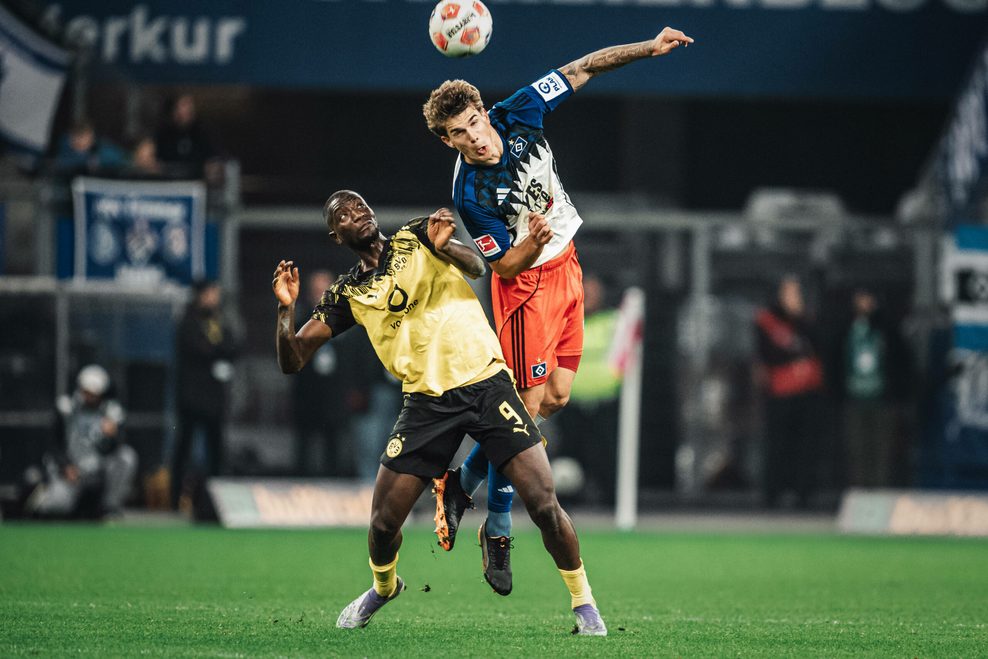 HSv-Verteidiger Luka Vuskovic im Kopfball-Duell mit BVB-Stürmer Serhou Guirassy