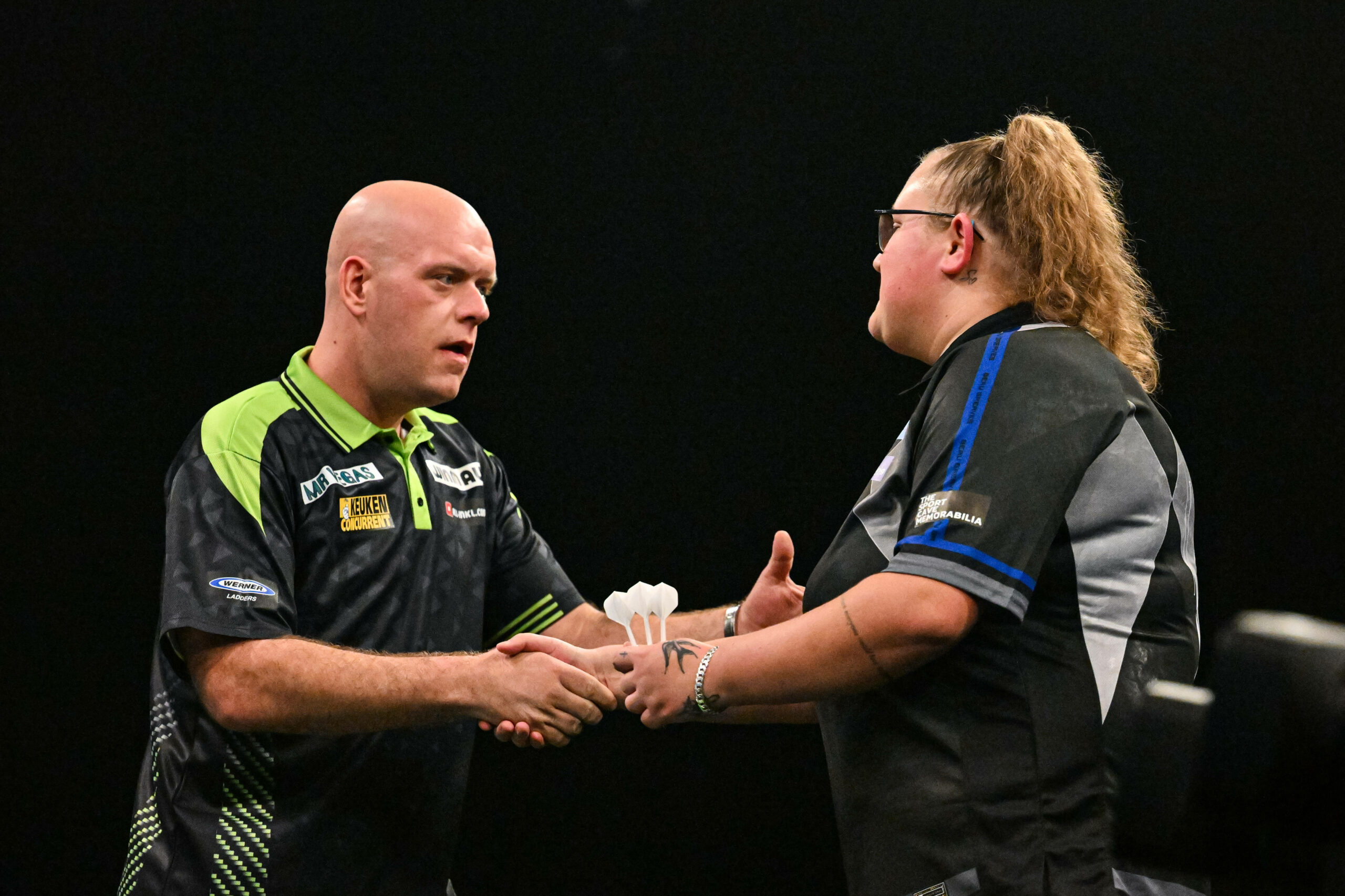 Beau Greaves (r.) spielte auch schon gegen Darts-Star Michael van Gerwen.