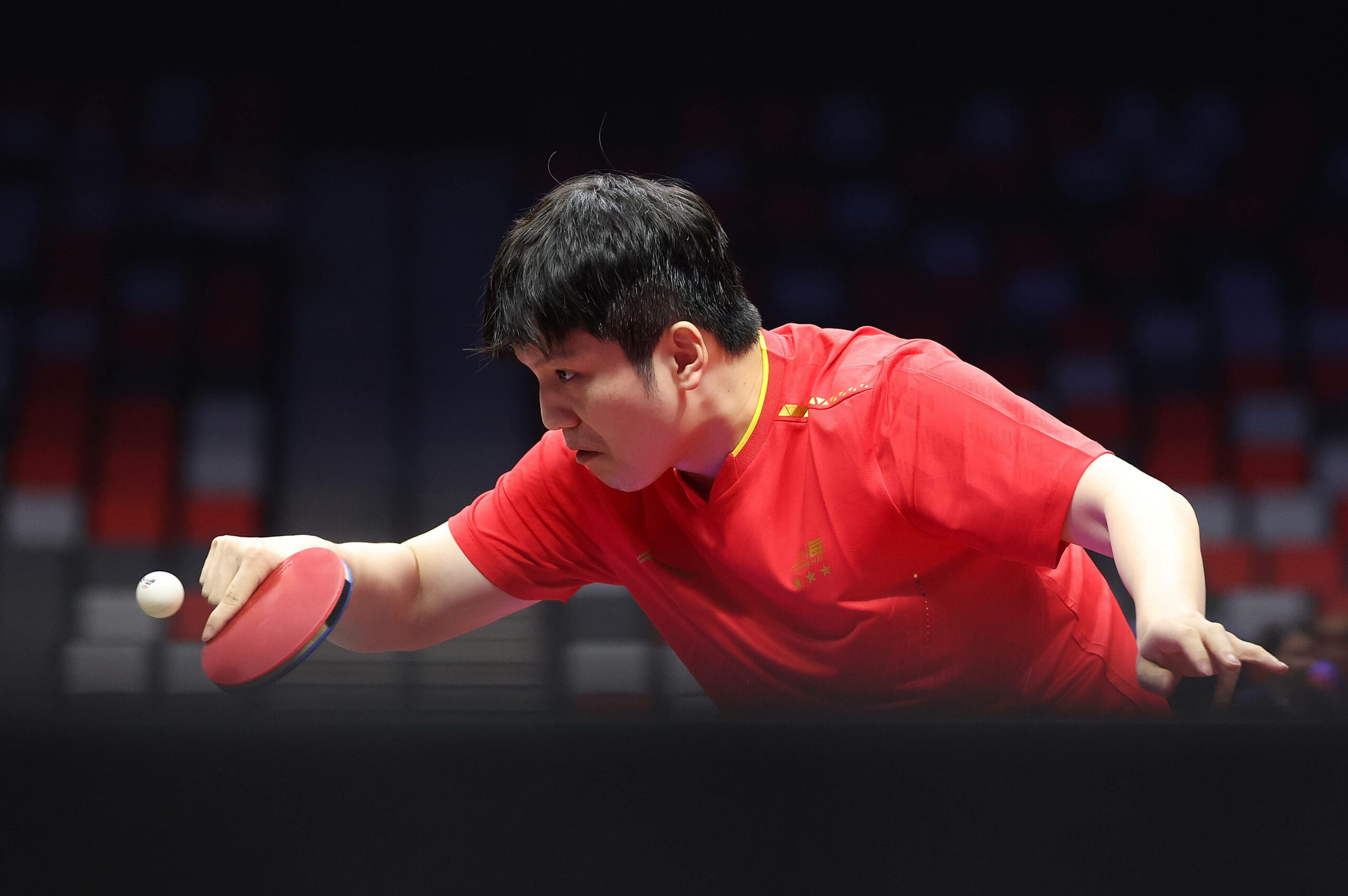 Tischtennis-Star Fan Zhengdong mit Schläger