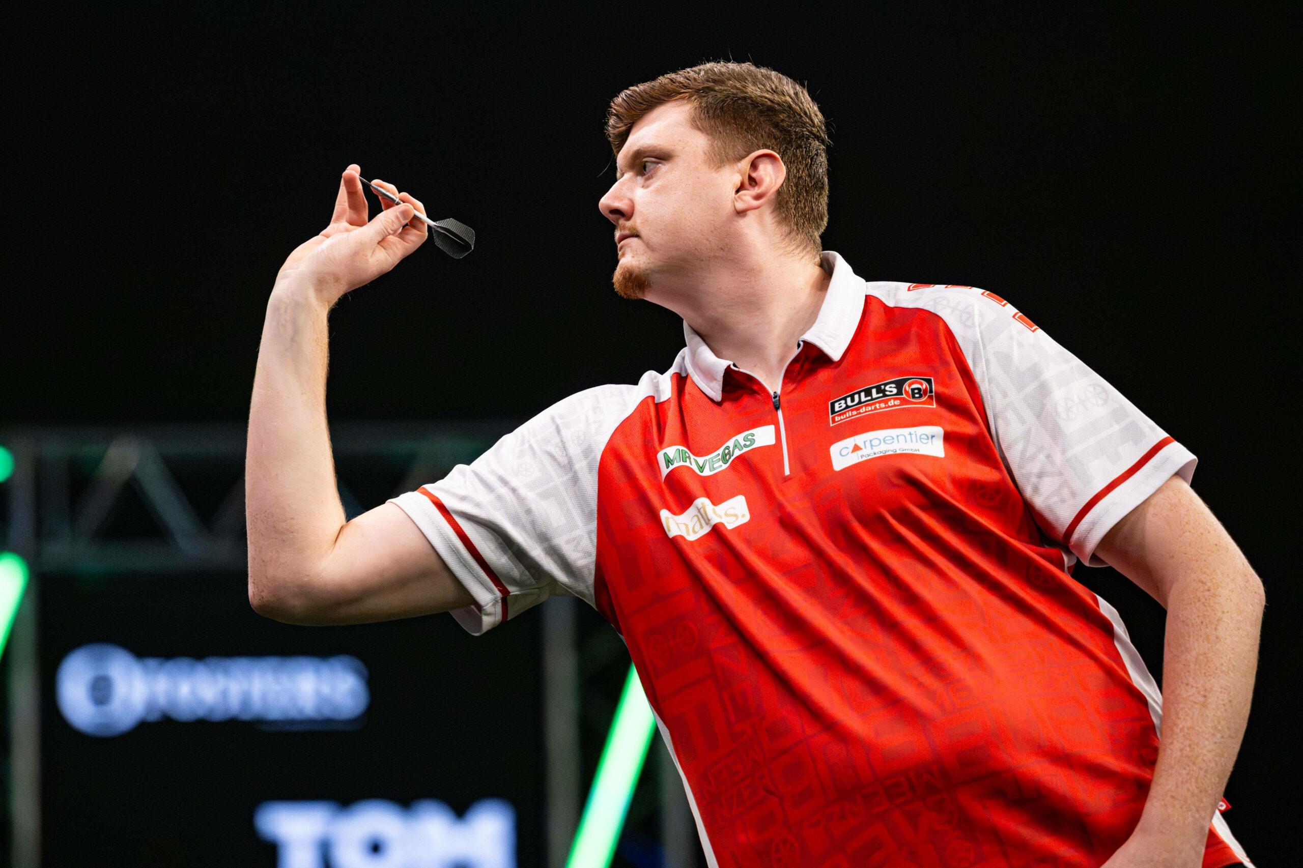 Niko Springer mit Darts-Pfeil in der Hand