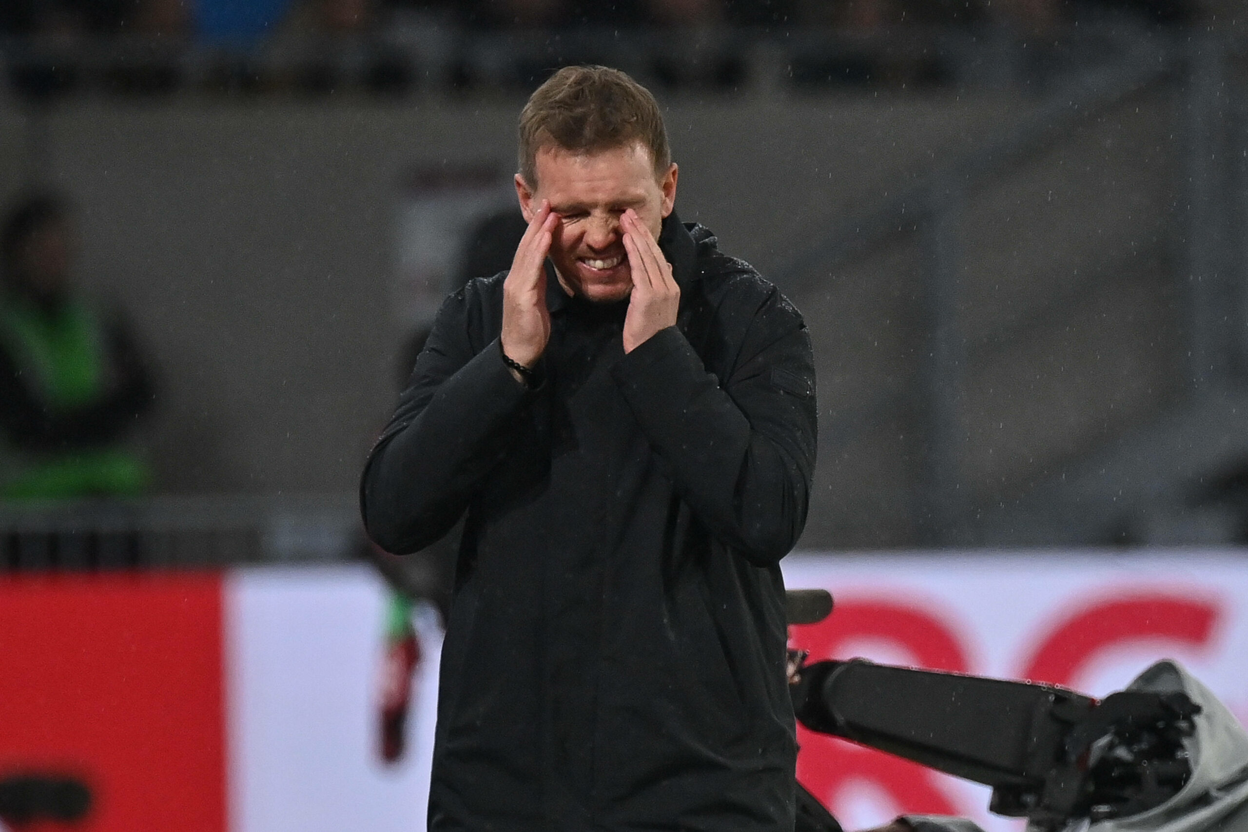 Bundestrainer Julian Nagelsmann fasst sich an Kopf