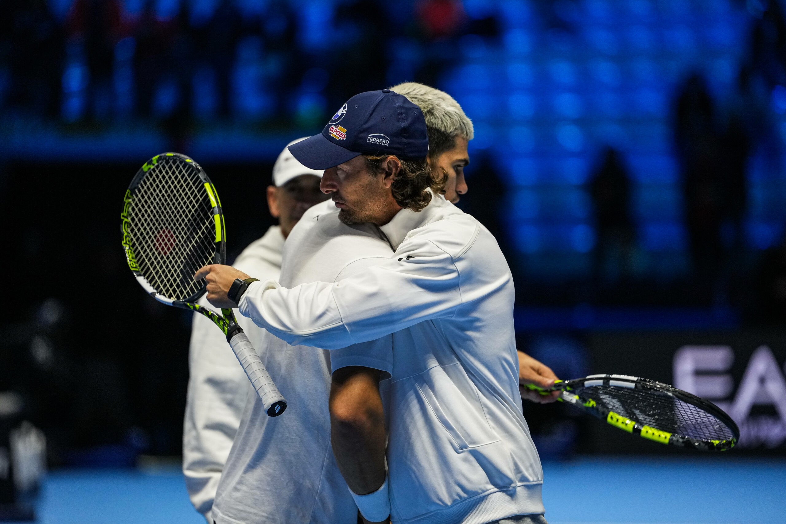 Carlos Alcaraz und Juan Carlos Ferrero umarmen sich